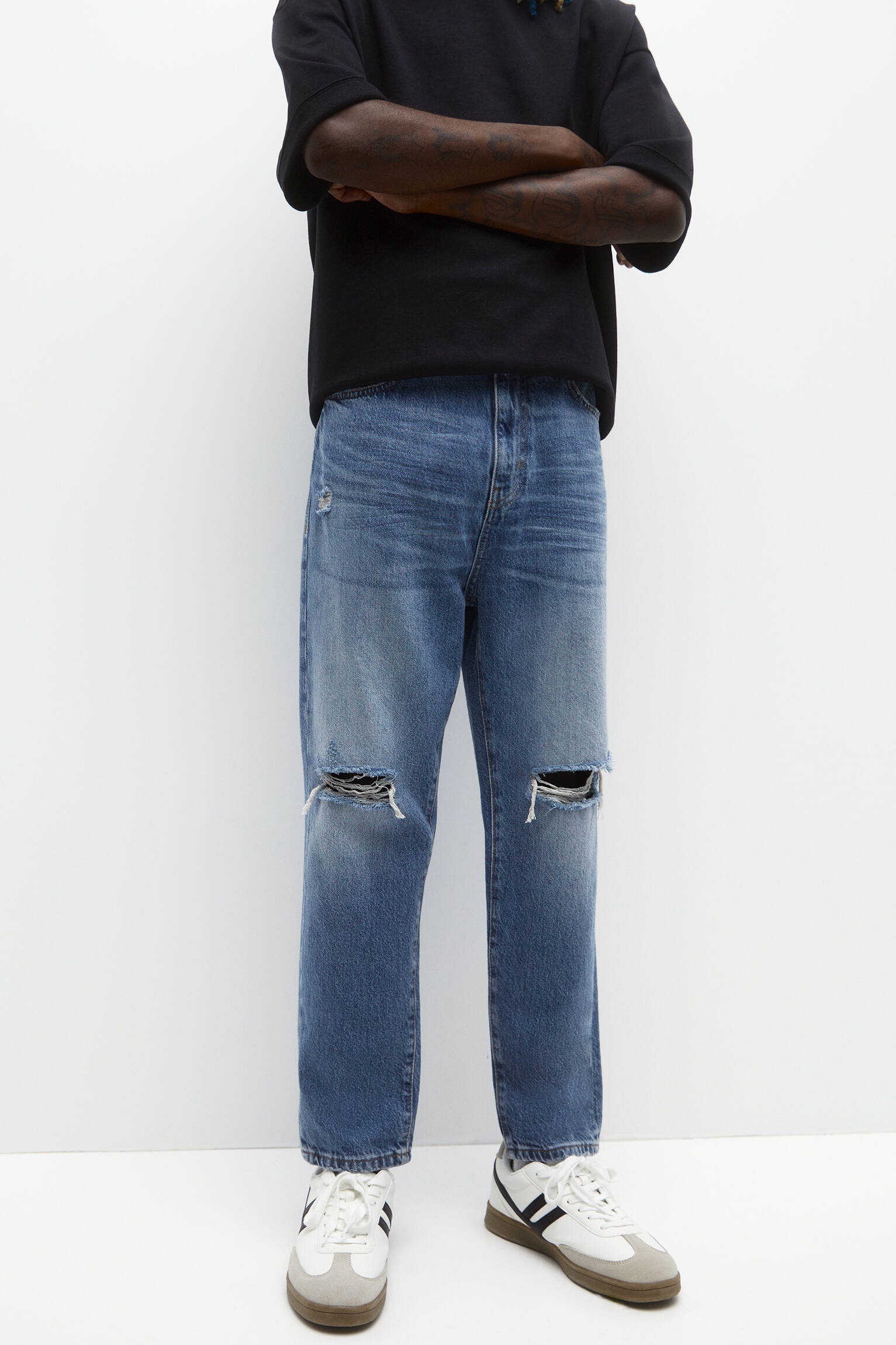 CALÇA JEANS RELAXADA COM DETALHES RASGADOS - AZUL MÉDIO