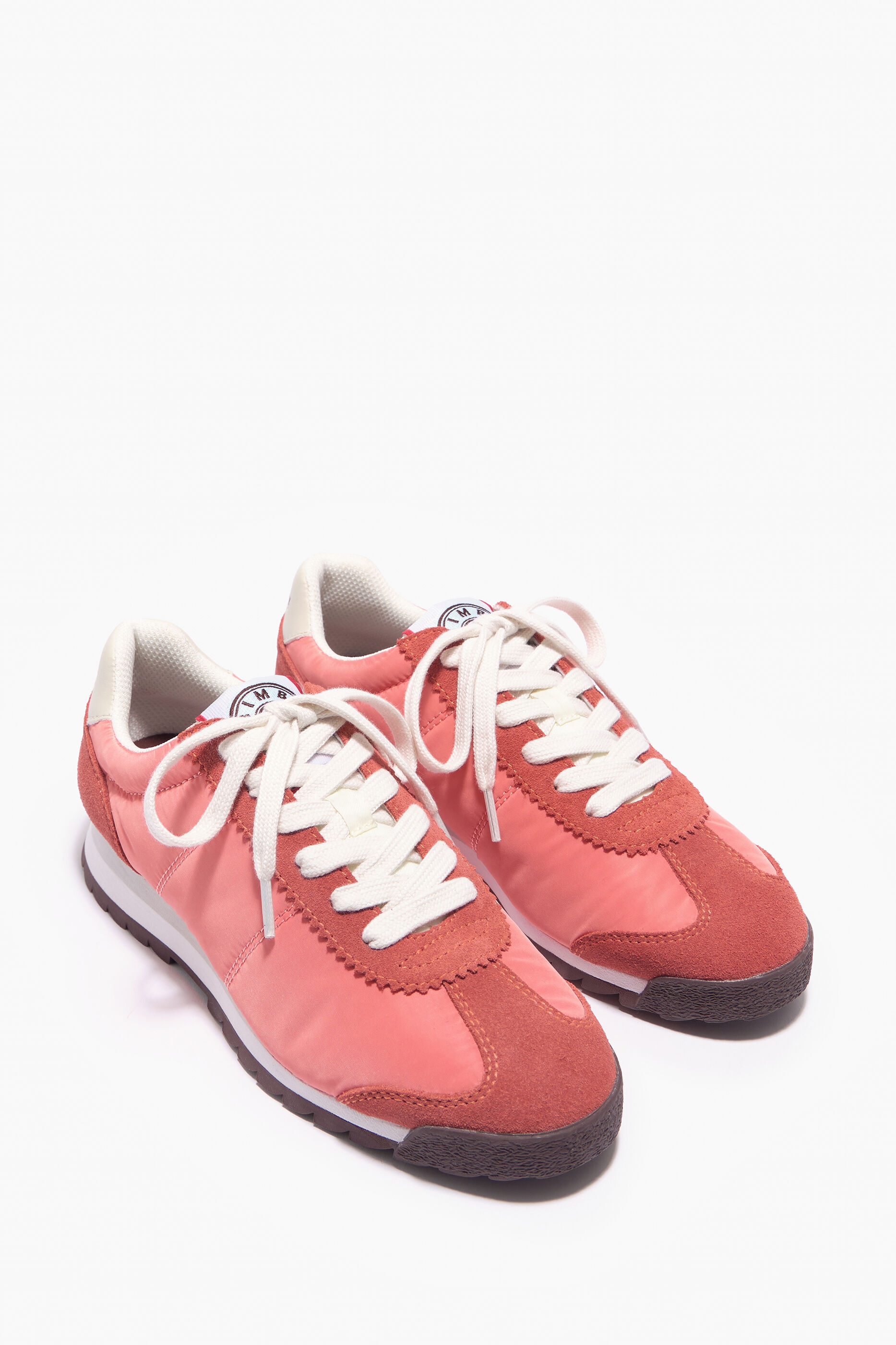 Tênis esportivo retrô coral