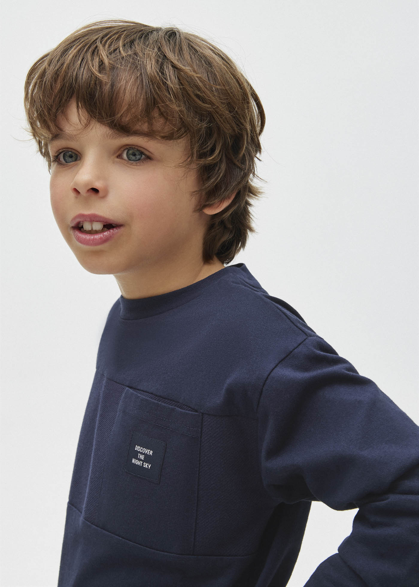 Camiseta masculina contrastante com ombros à mostra