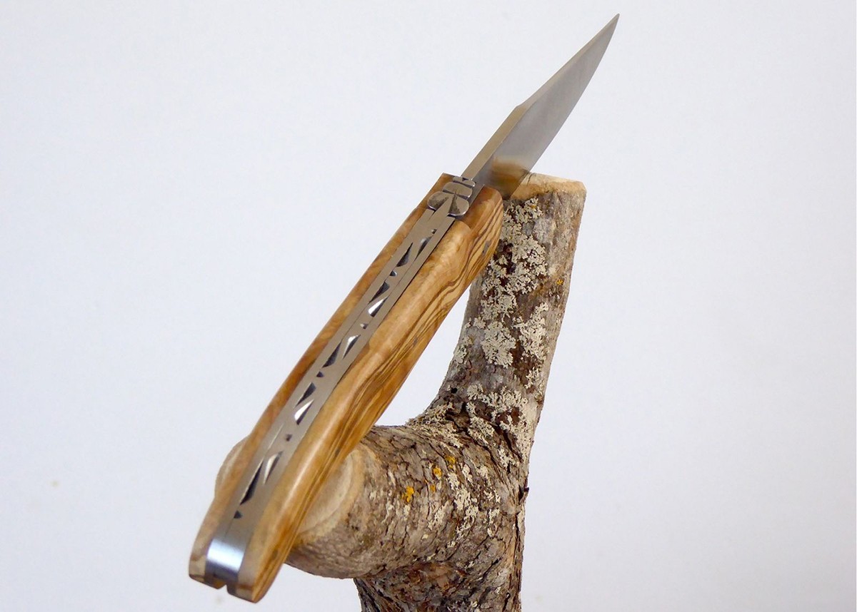 Couteau Laguiole de chasse avec un manche en Olivier