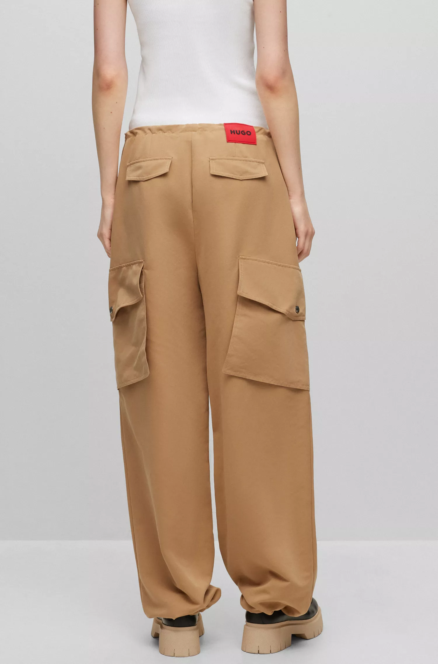 Calça cargo HUGO vermelha de pernas largas com modelagem folgada.