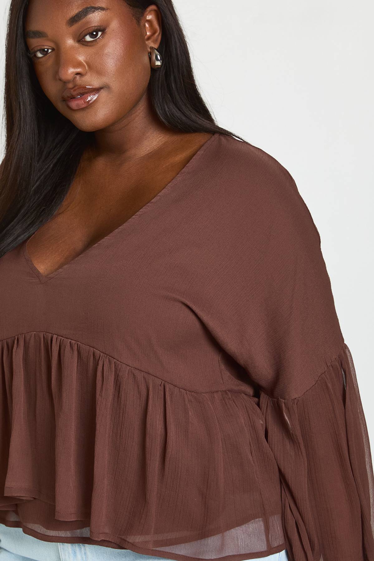 boohoo Blouse Grande Taille En Mousseline À Volants Et Décolleté Plongeant