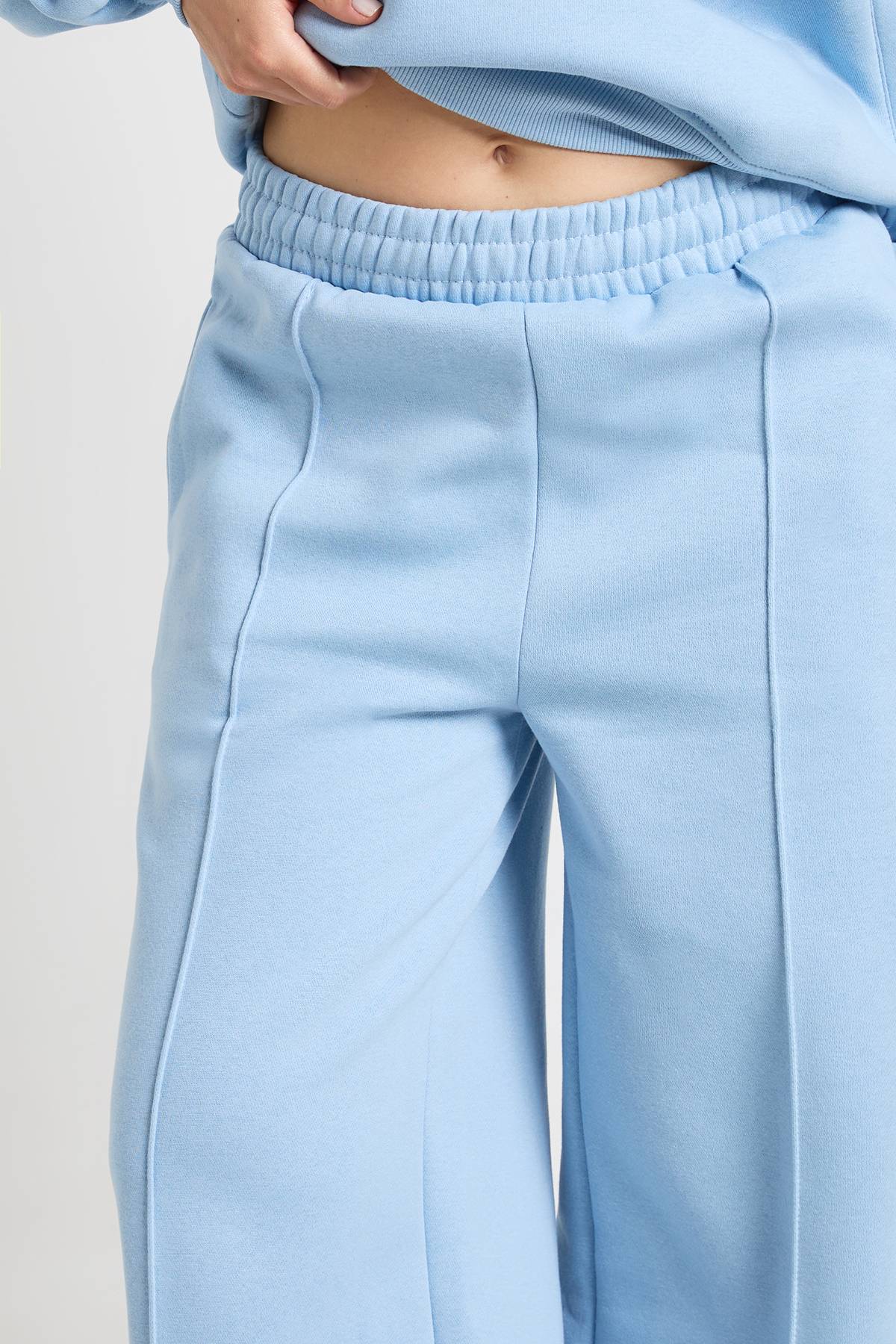 boohoo Jogging Petite Taille Jambe Droite Avec Détails De Plis Piqués