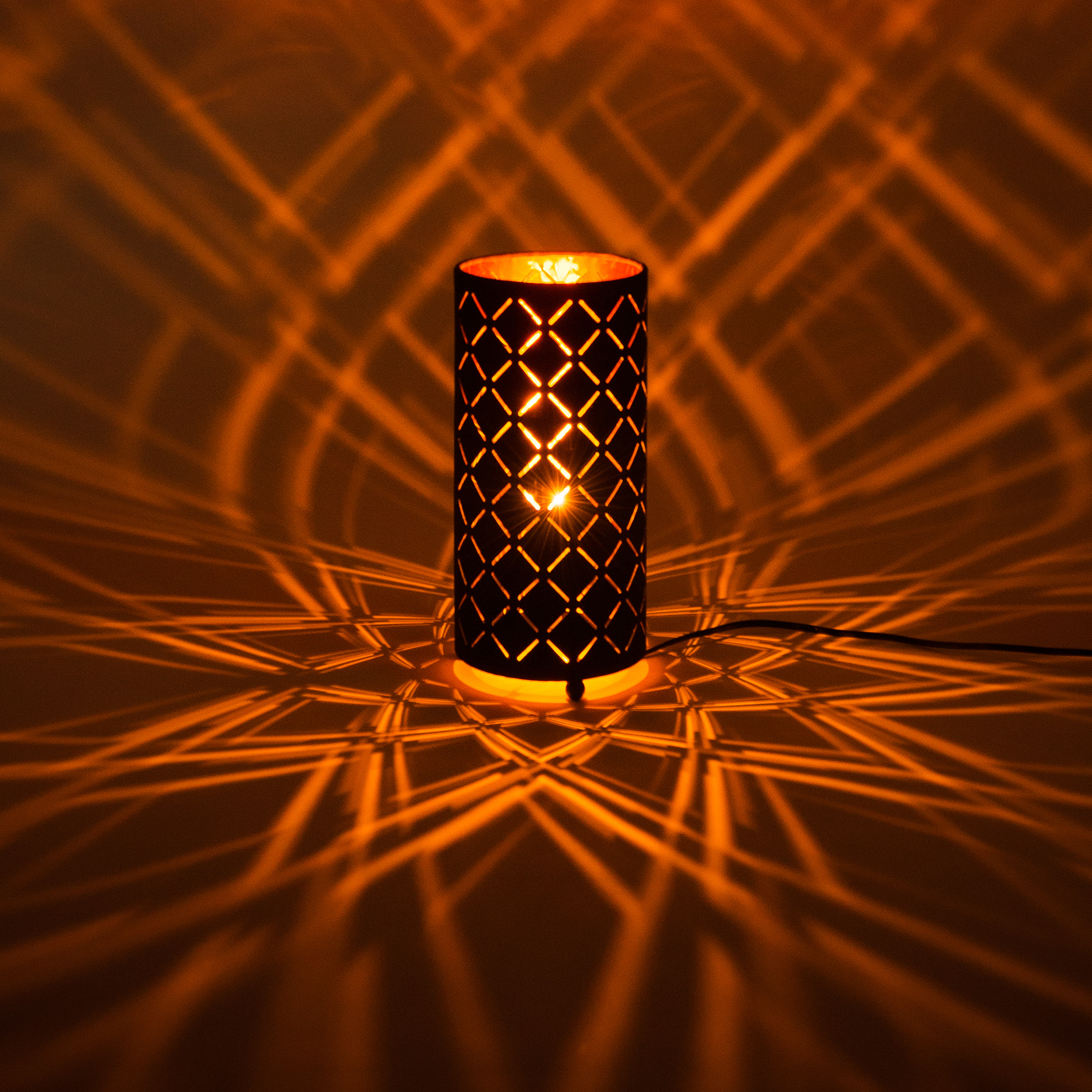 LED-Tischleuchte - schwarz-gold - mit Flammeneffekt