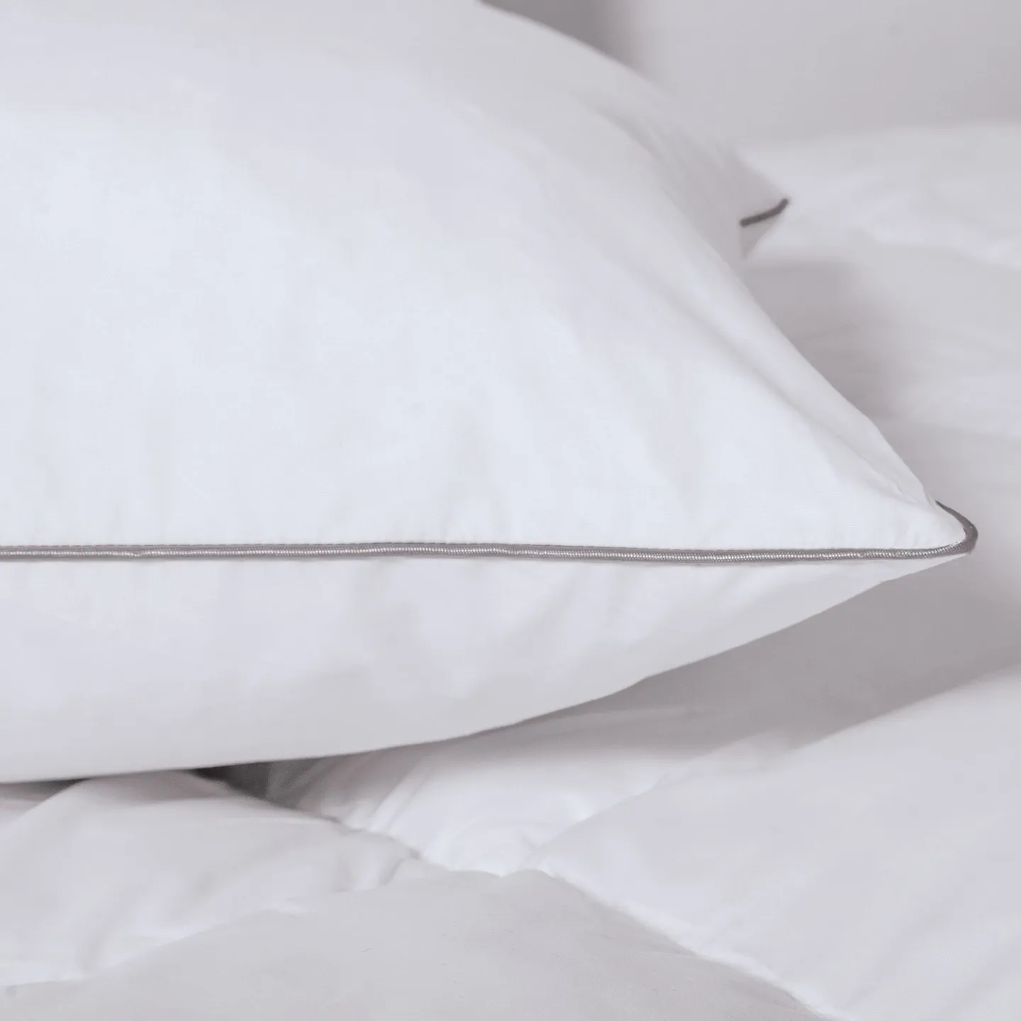 Couette 220x240 CM AELA en plume d'oie anti acarien 500 gr + 2 oreillers
