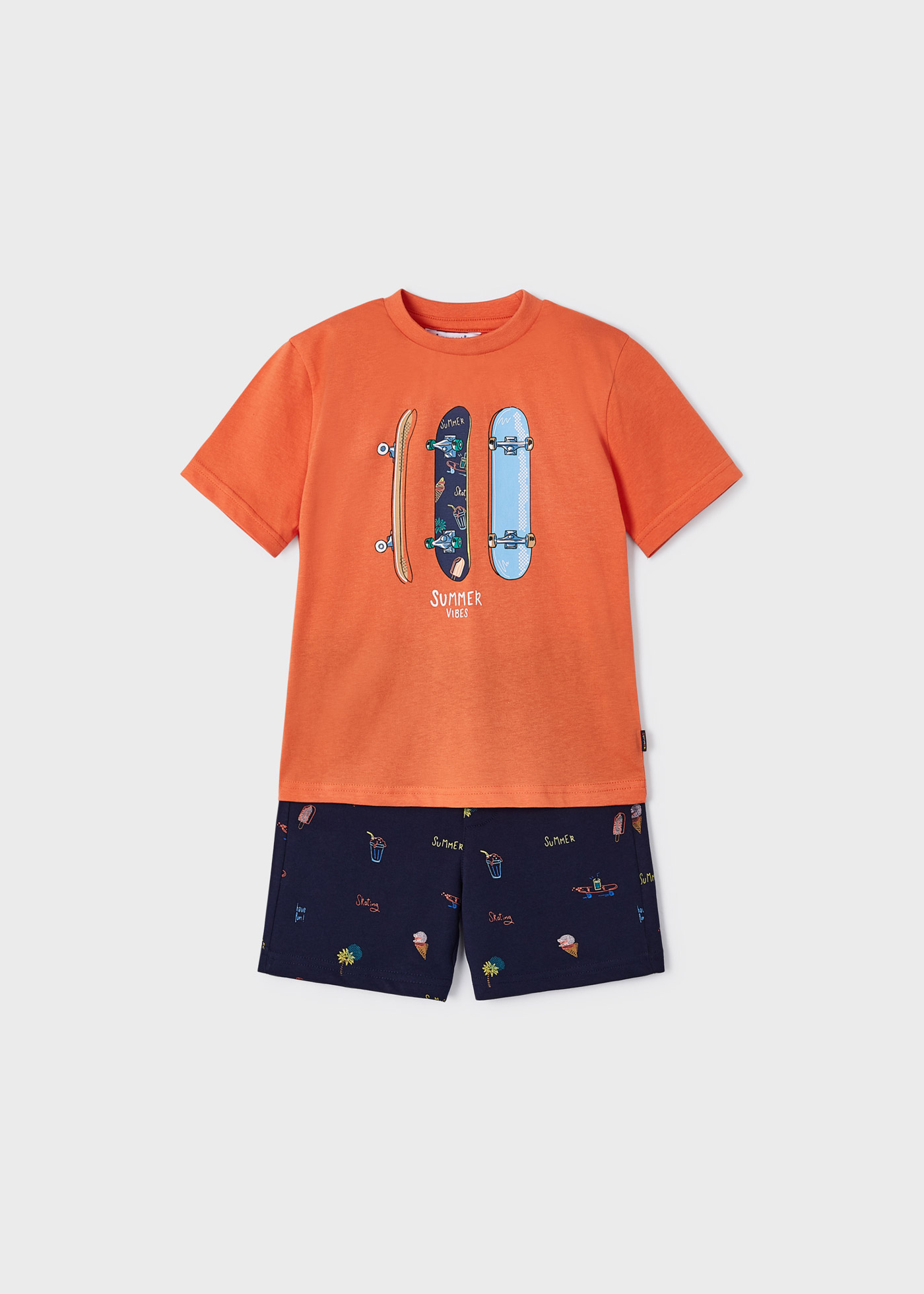 Conjunto infantil masculino com estampa em algodão sustentável.