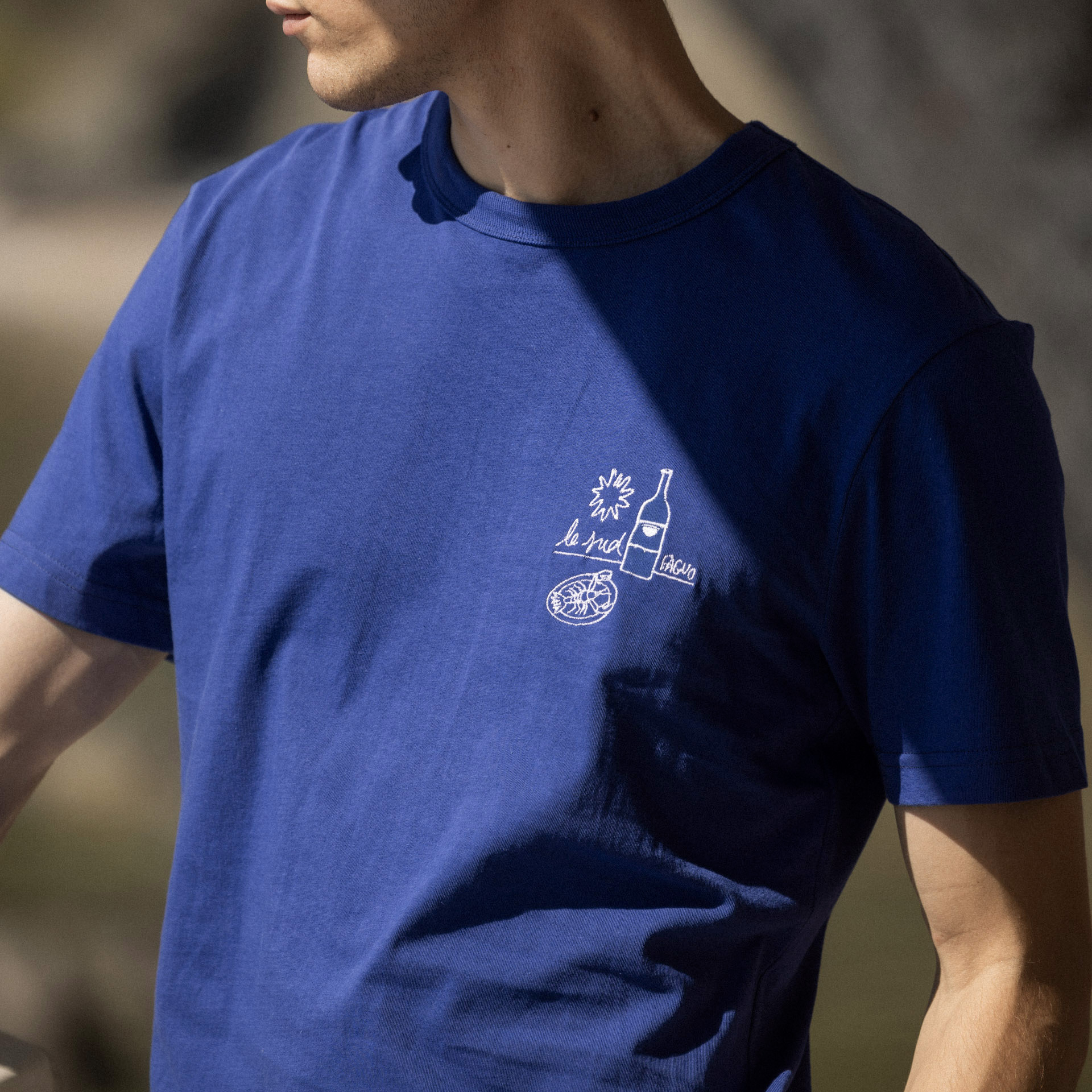 T-shirt bleu indigo broderie le sud coton et coton recyclé - modèle lugny