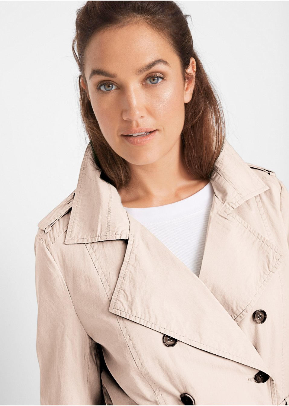 Trench-coat long ceinturé à la taille