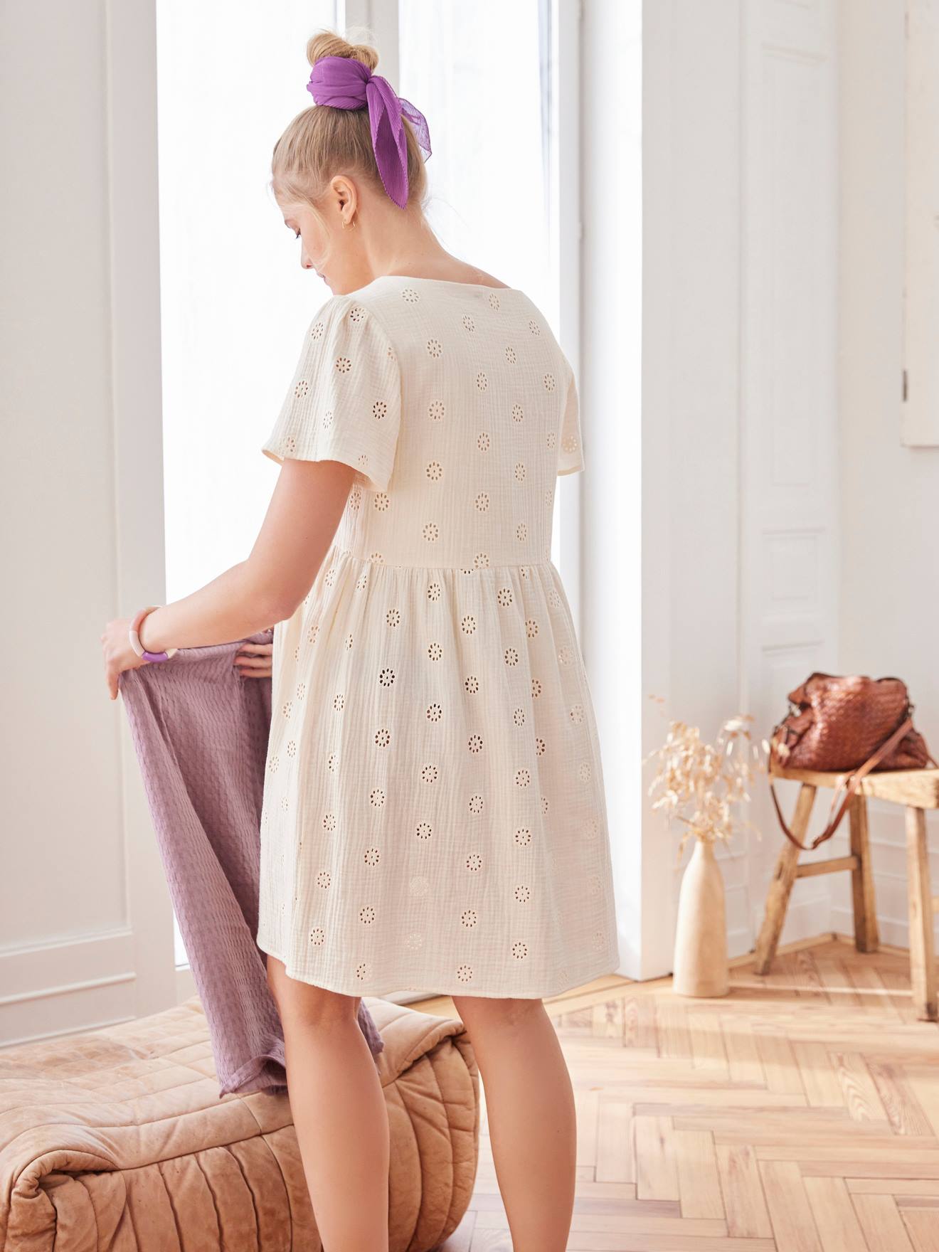 Vestido de maternidade e amamentação em chiffon de algodão cru bordado.