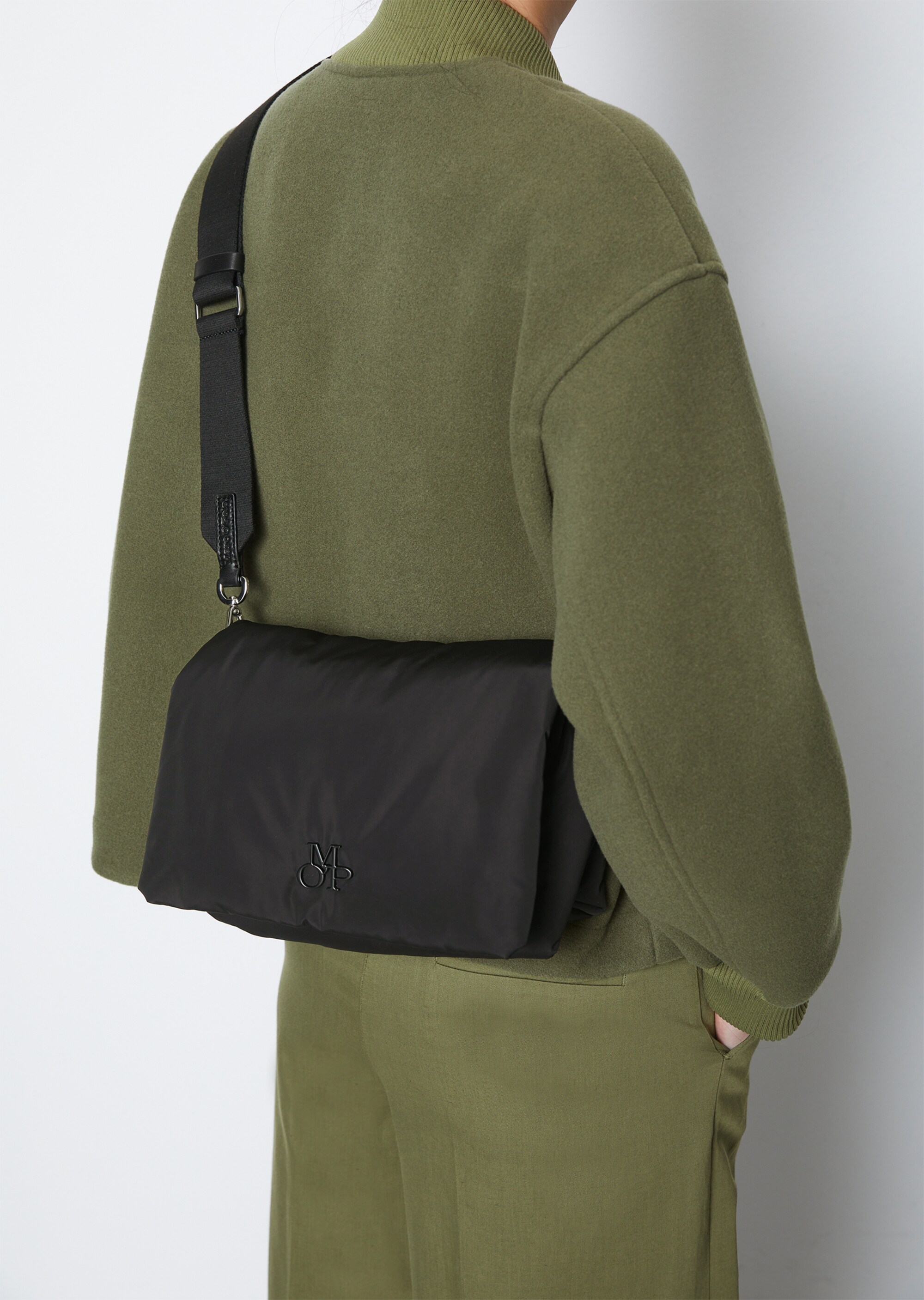 Puffer-Umhängetasche small aus recyceltem Polyester