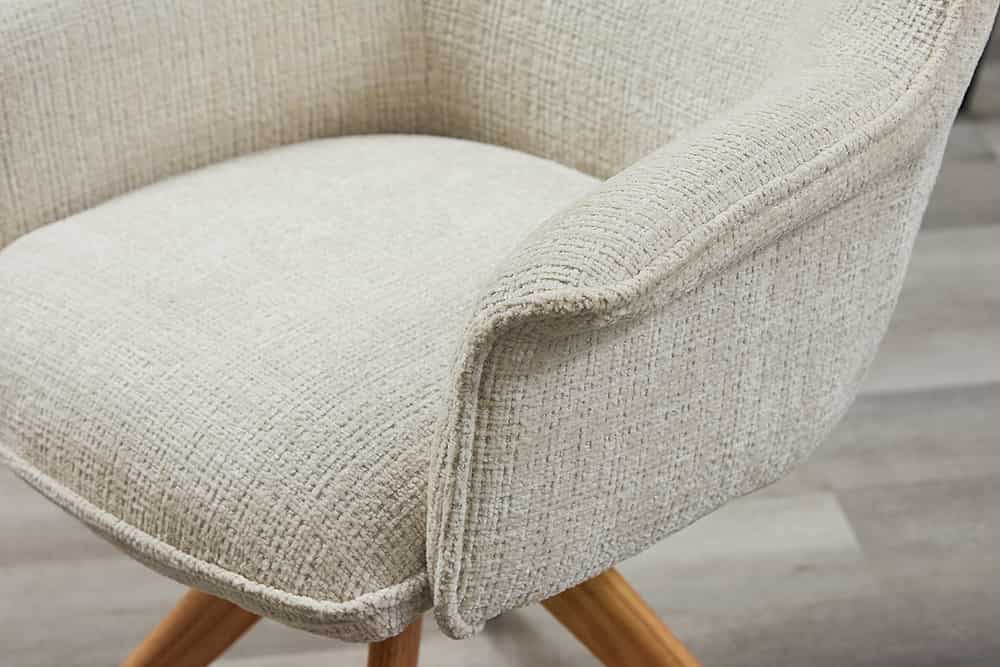 Drehbarer Stuhl LE GRAND beige Chenille Cremona natur Eiche Massivholz mit Armlehne
