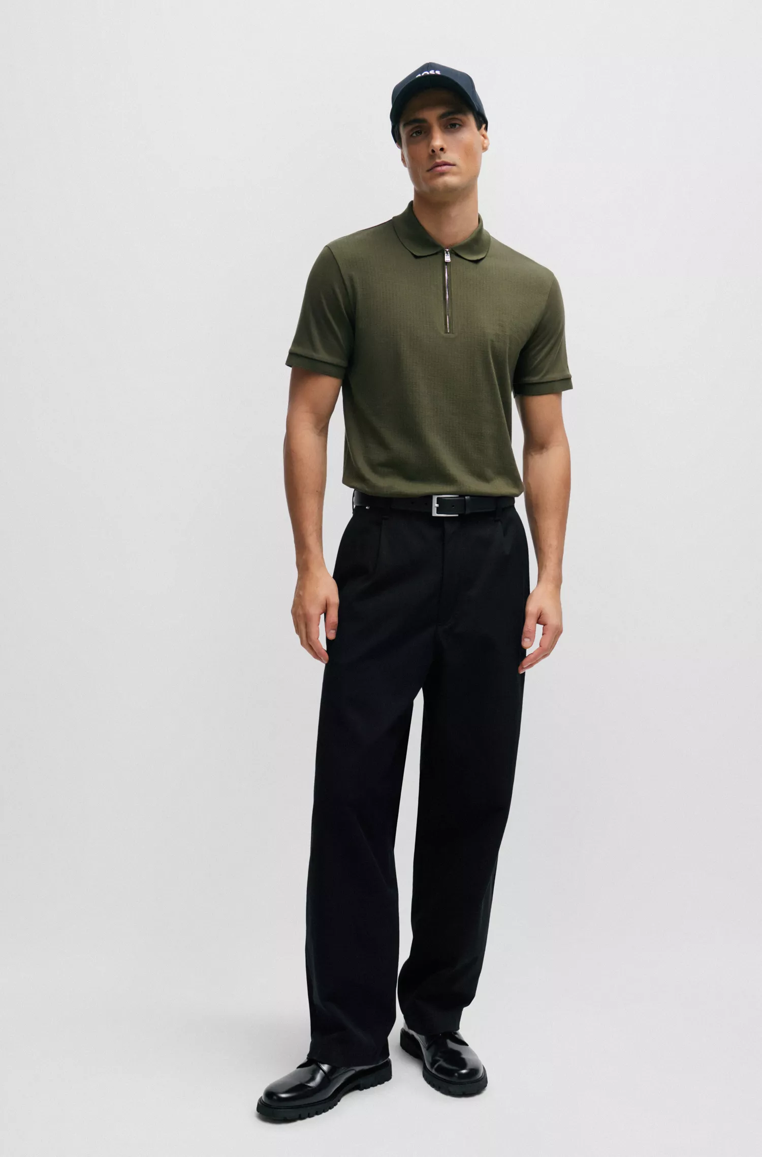 Camisa polo BOSS preta, estruturada em algodão, corte slim, com fecho de zíper.