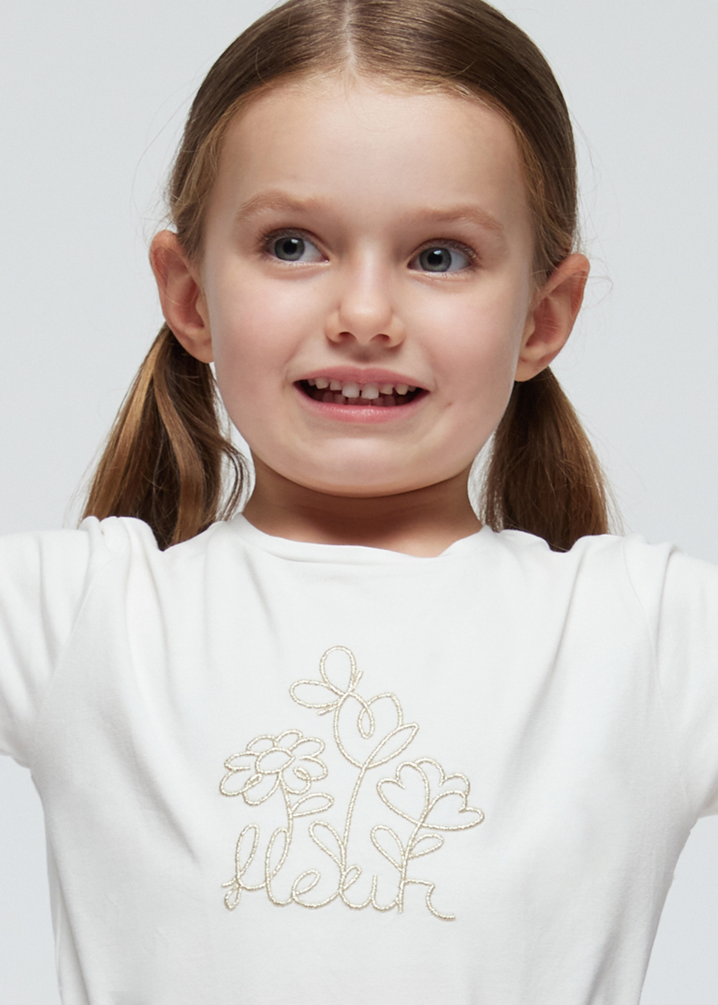 Camiseta bordada Better Cotton para meninas