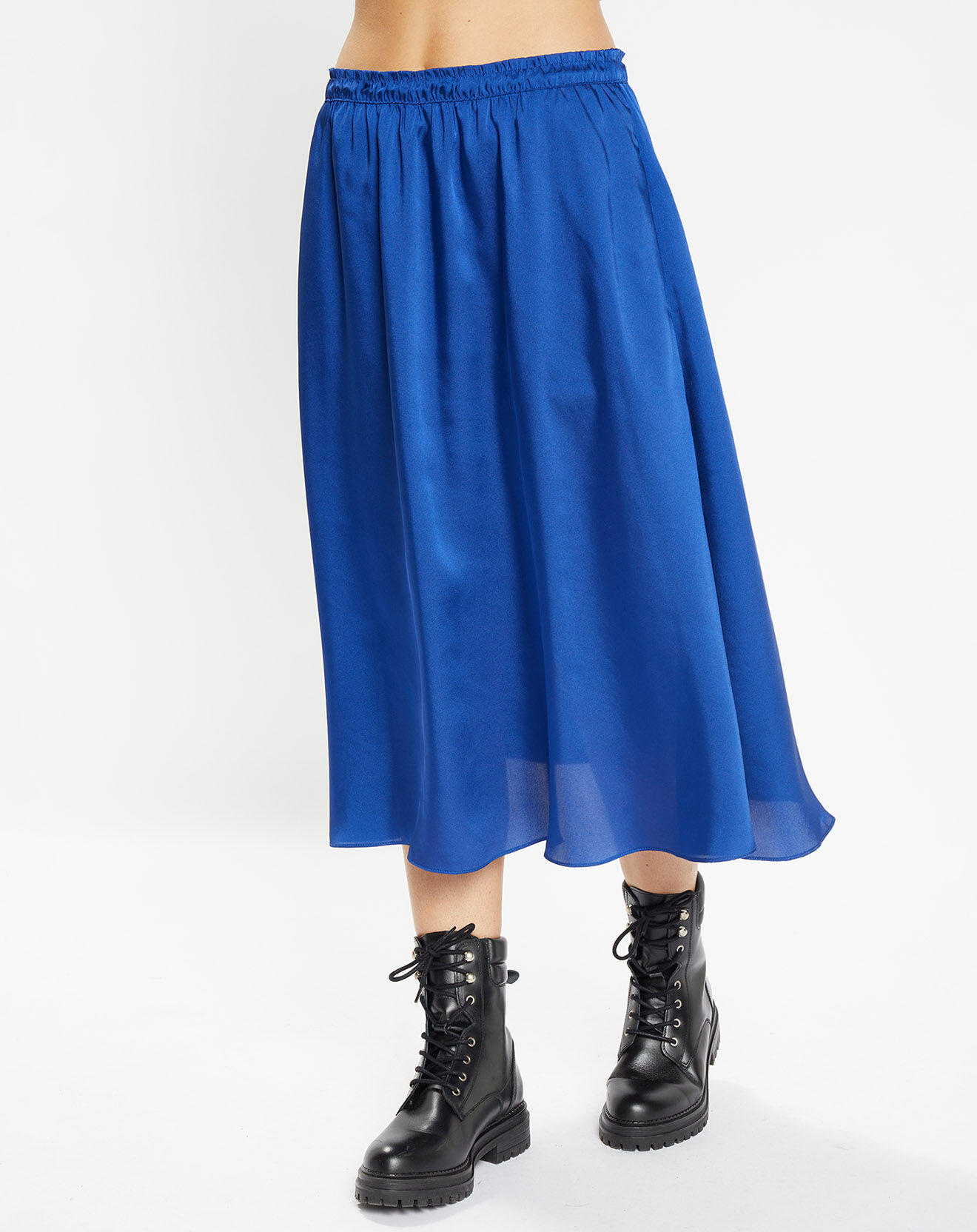 Galeries Lafayette Jupe mi-longue en Satin Roll bleue
