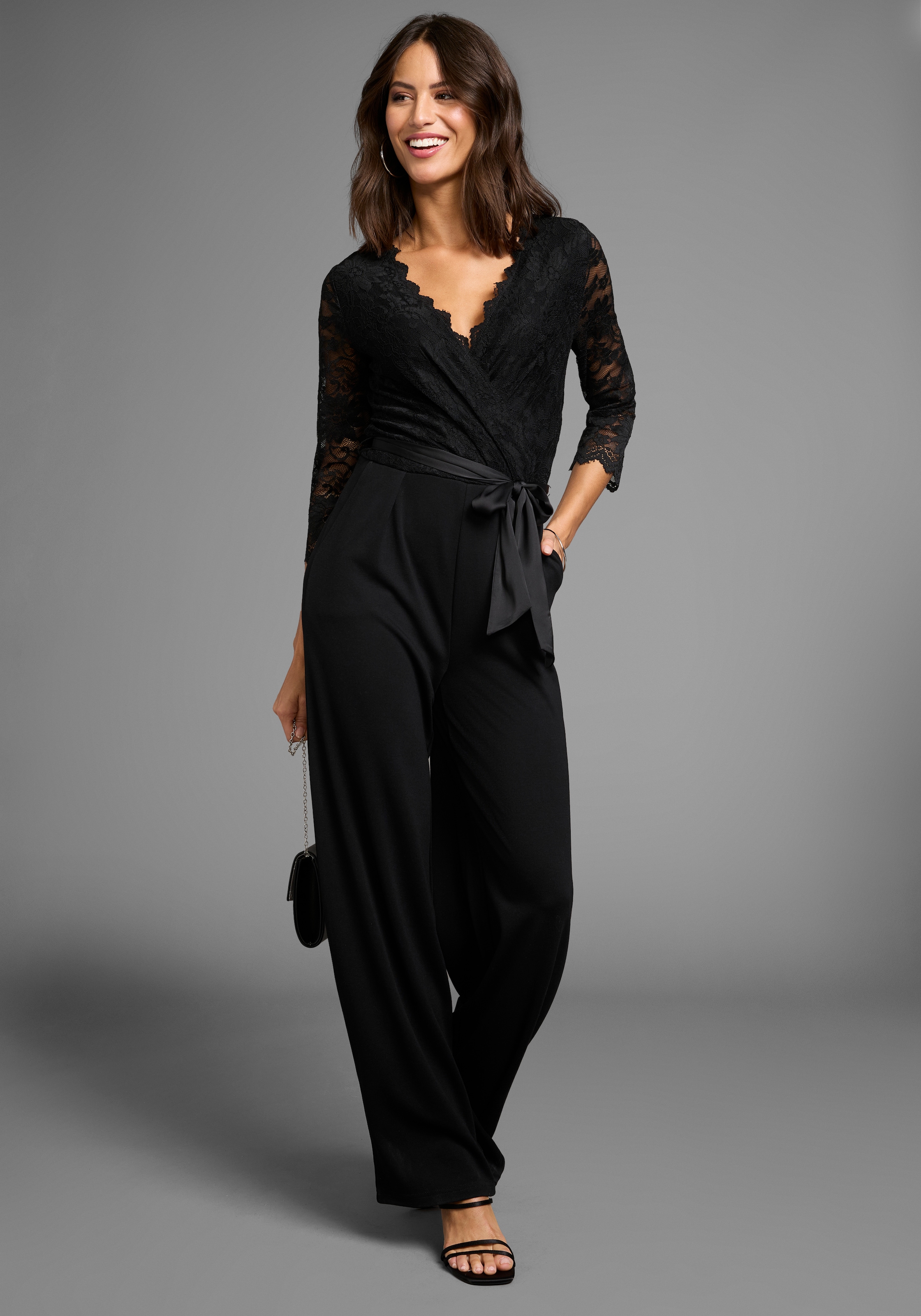 Laura Scott Jumpsuit , mit Spitzenoberteil und Satin-Bindegürtel