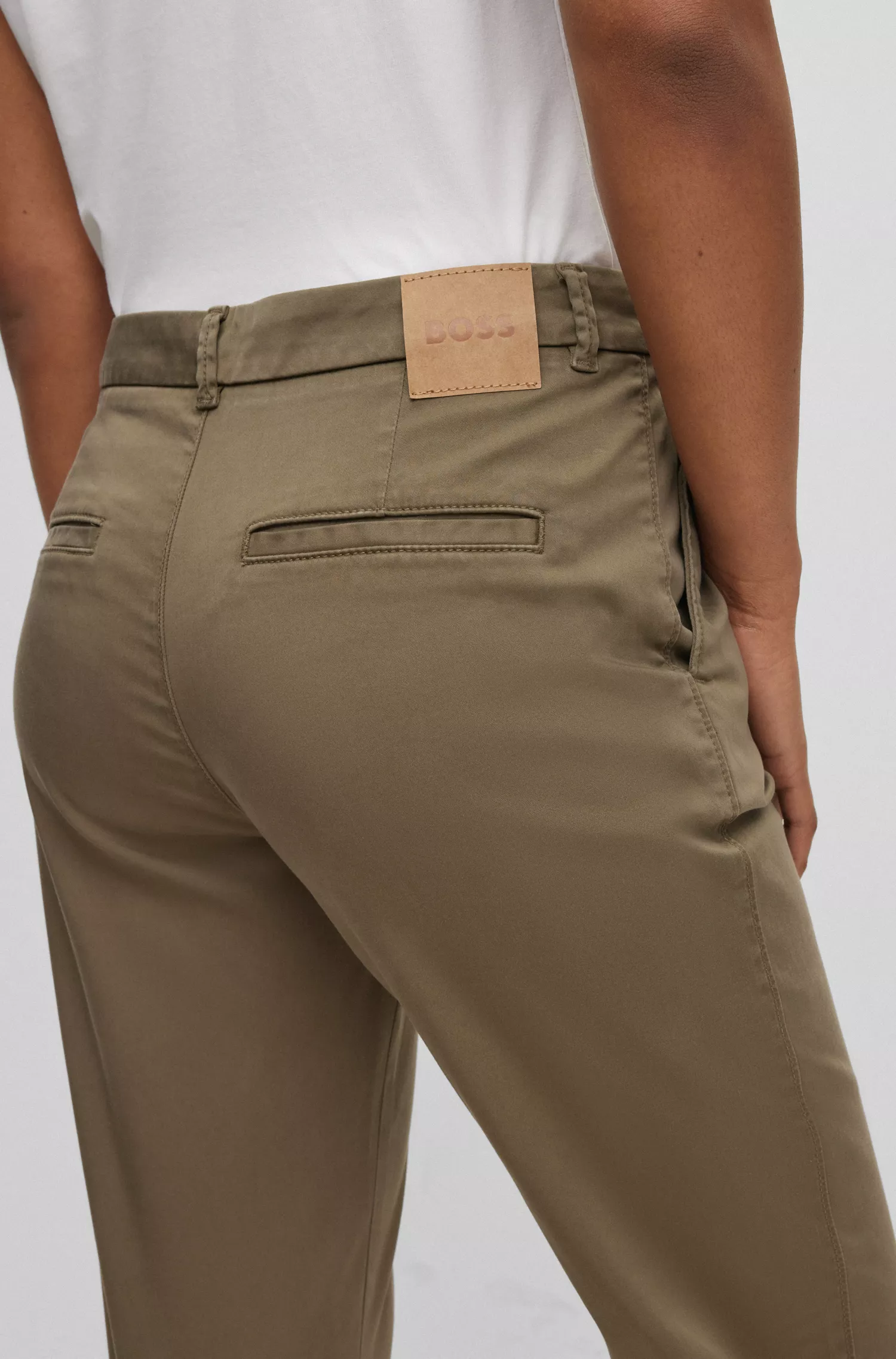 Calça chino BOSS preta, corte regular, em algodão orgânico com elastano.