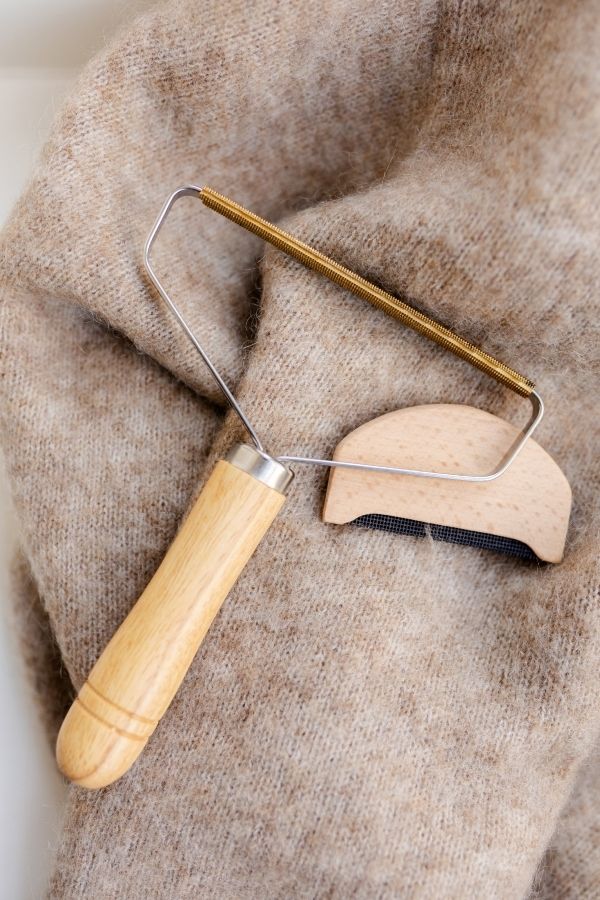 Kledingontpiller met houten handvat
