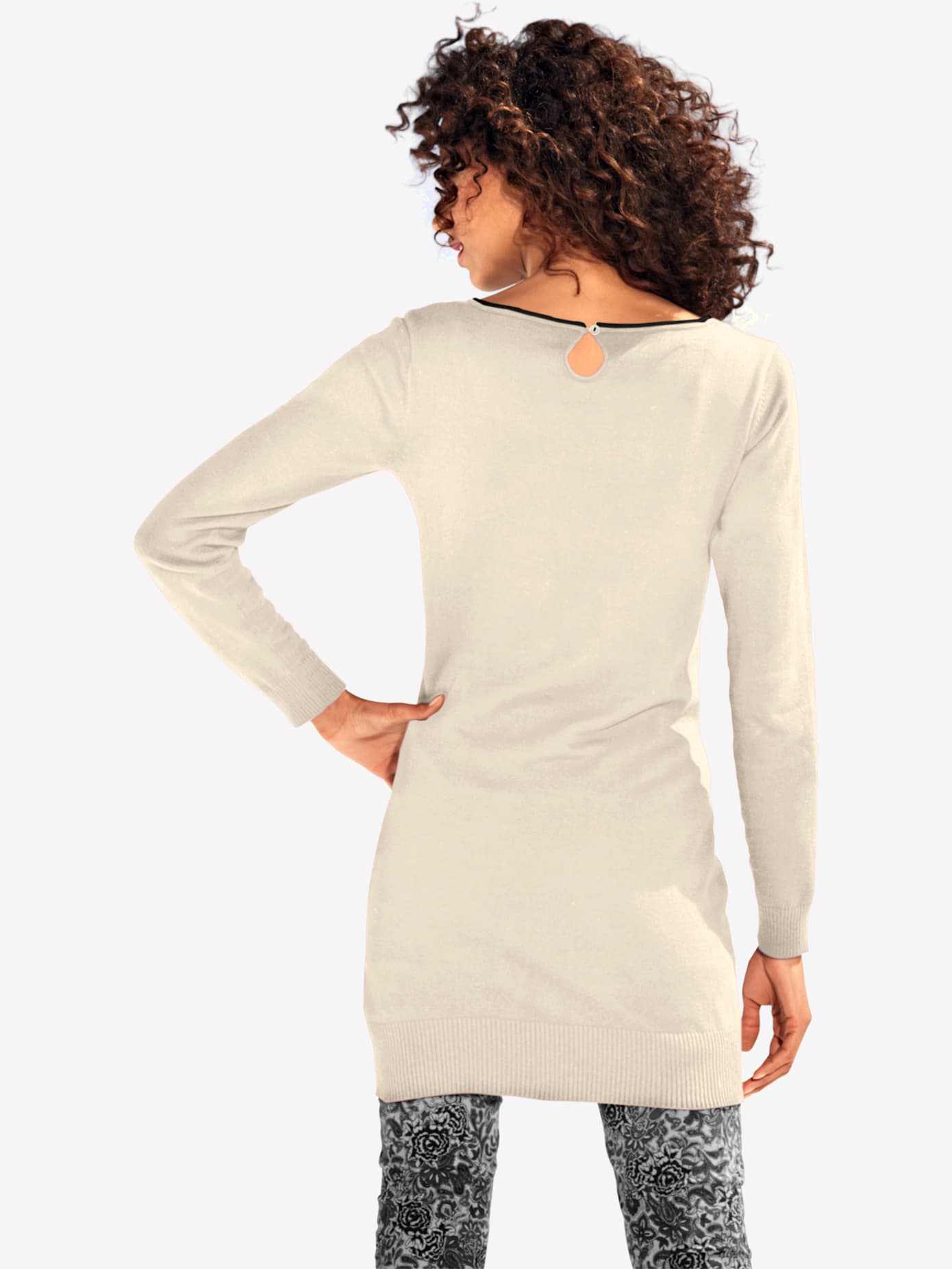 Pull long look tendance avec découpes au dos