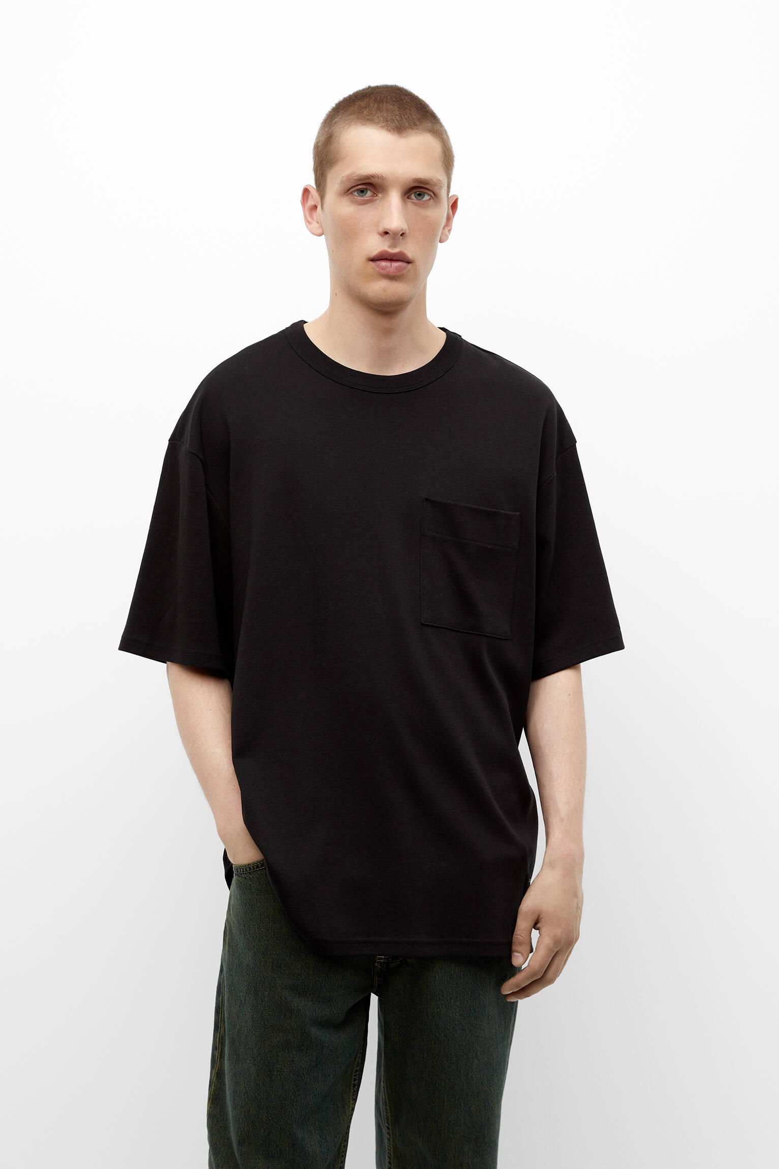 CAMISETA DE MANGA CURTA COM BOLSO - PRETA