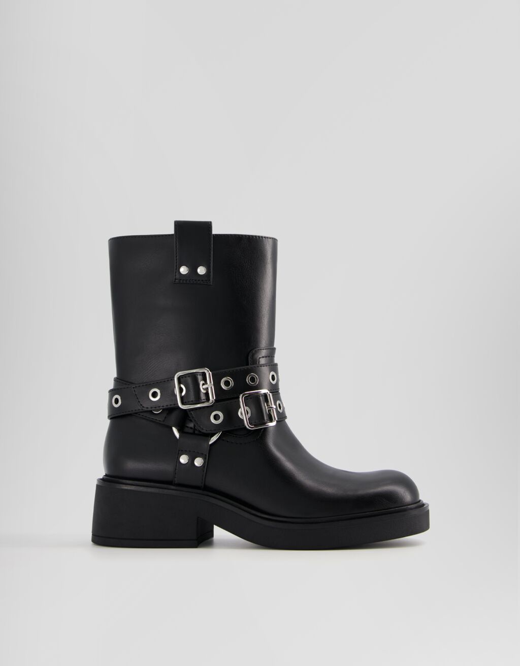 Botas de cano curto estilo motociclista com detalhes de fivela