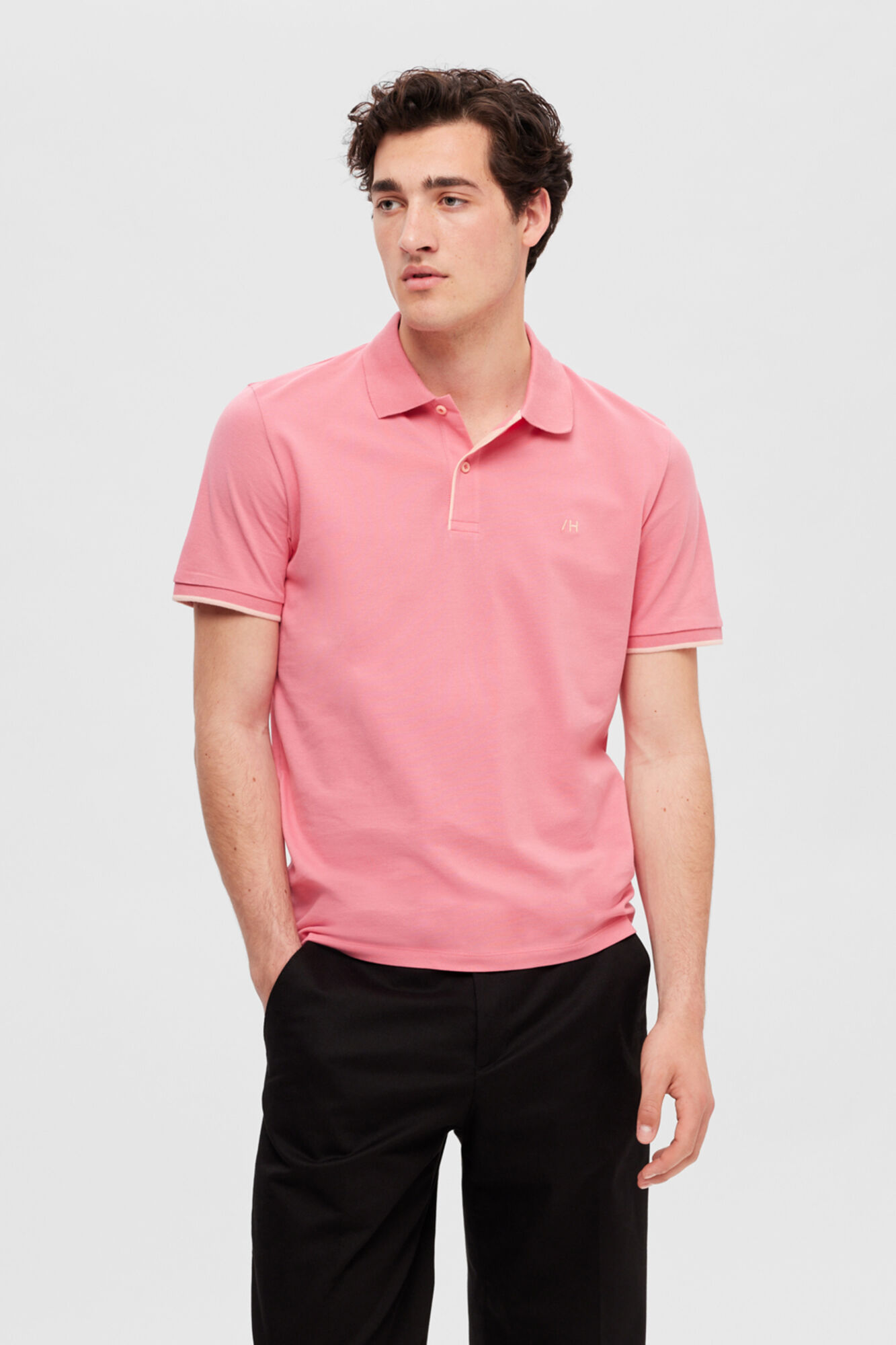 Camisa polo de manga curta em algodão orgânico com logotipo bordado. - Rosa