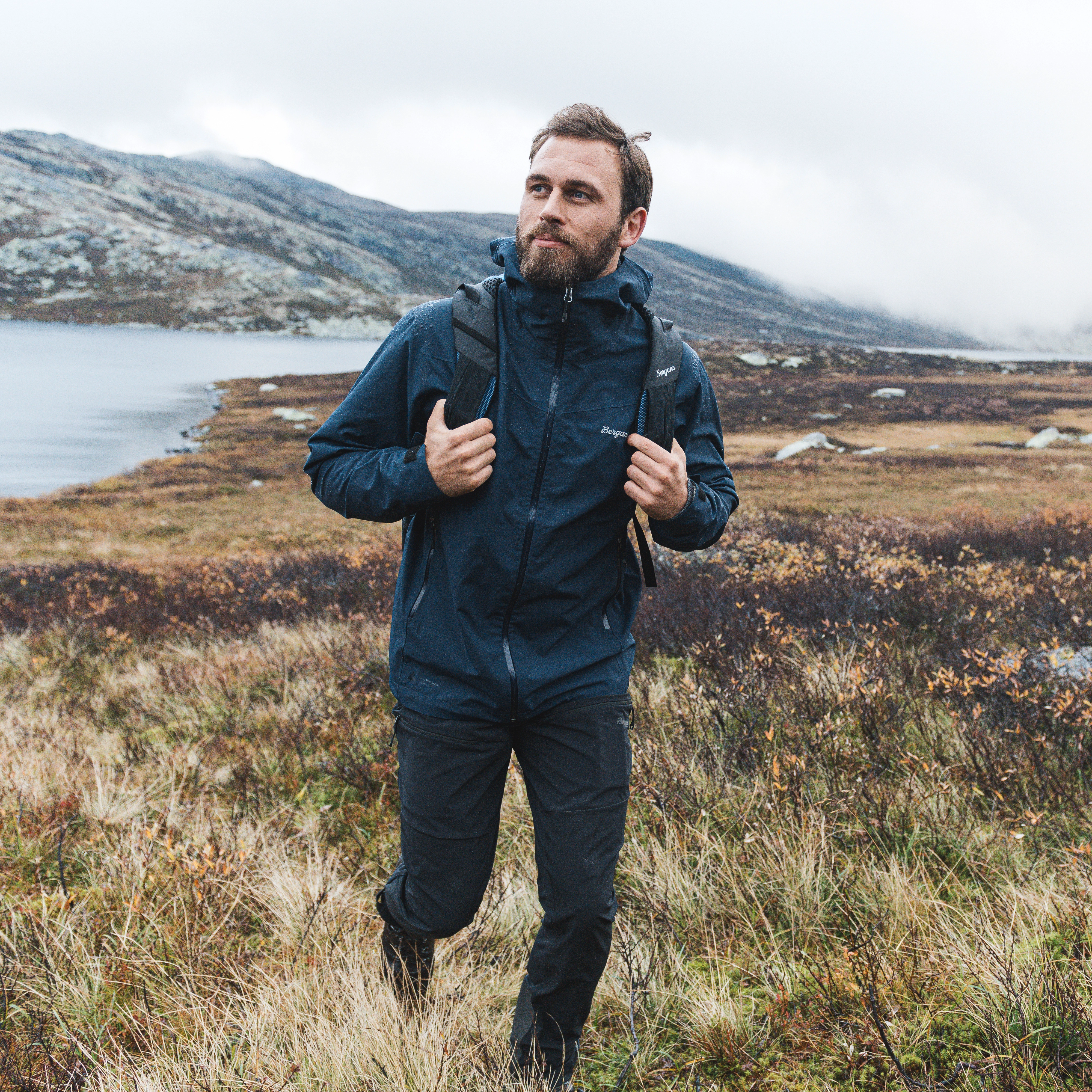 Essentials 2.5L Shell Jacket Men Navy Blue
