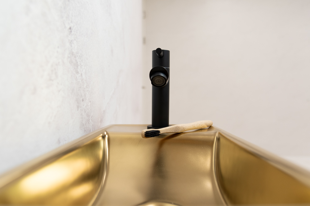 Saniclear Oro fonteinset mat goud met zwarte rechte kraan rechts