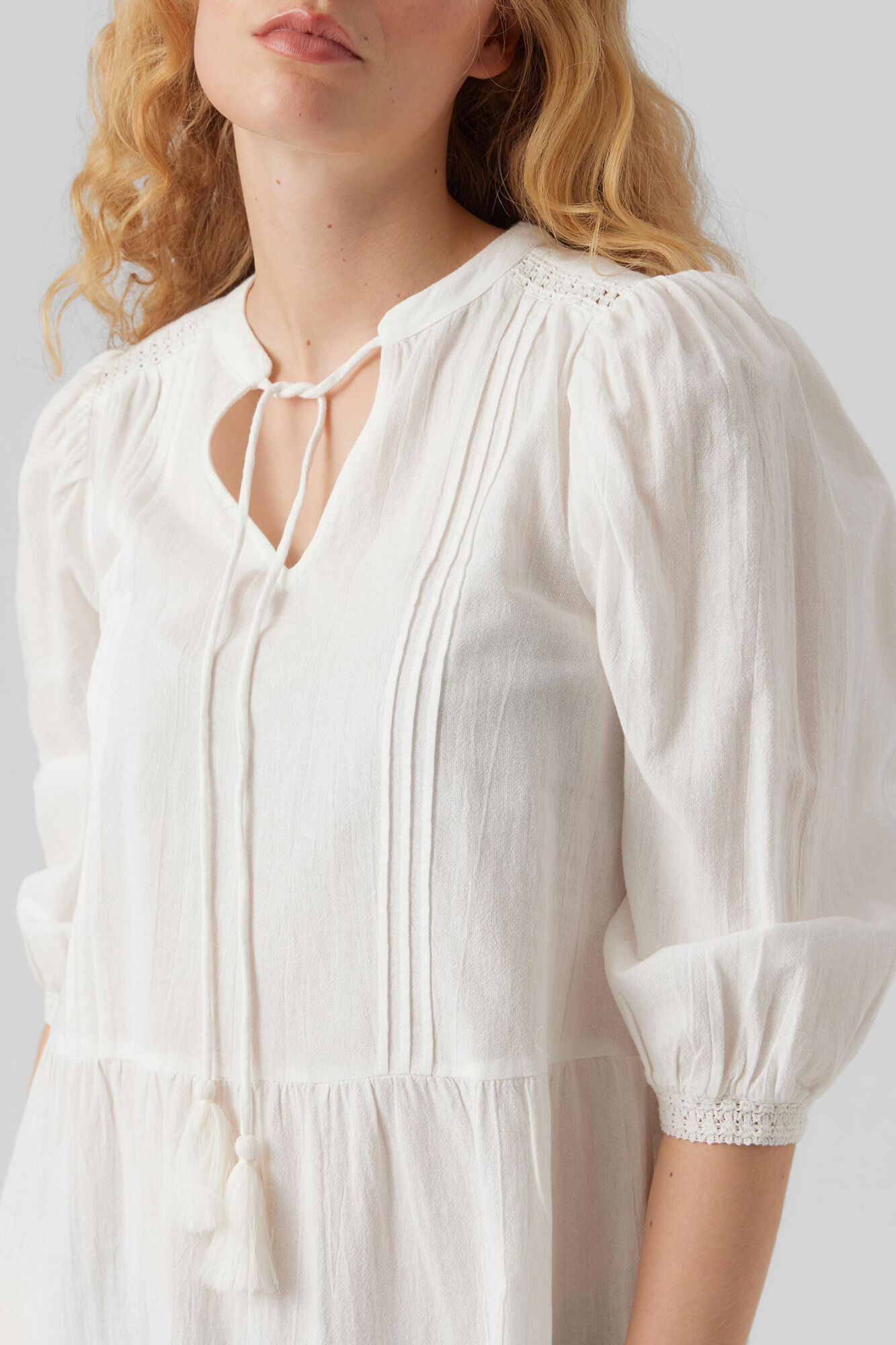 Vestido com mangas bufantes e fechamento com cordão no pescoço - Branco