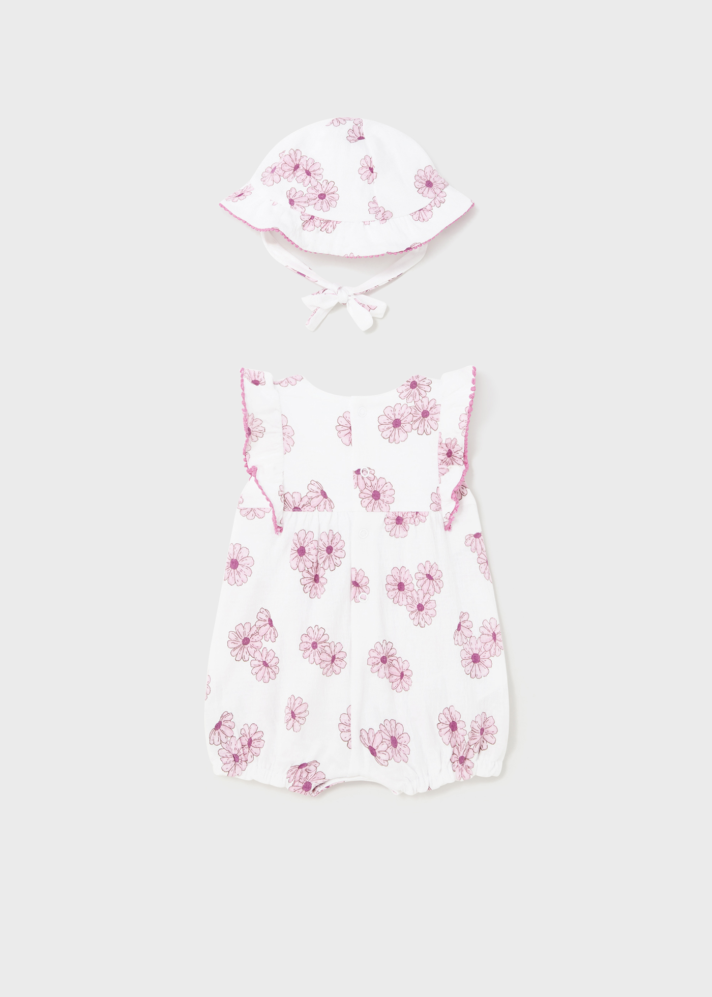 Macacãozinho Juicy para recém-nascido com chapéu e flores.