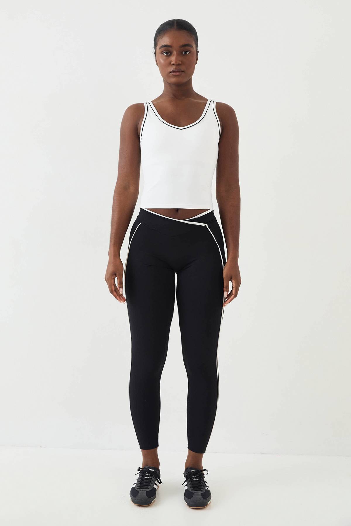 Legging DSGN Studio Ultra Sculpt à Taille Portefeuille avec Détails de Passepoil