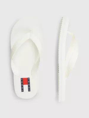 Chinelo com logotipo em relevo