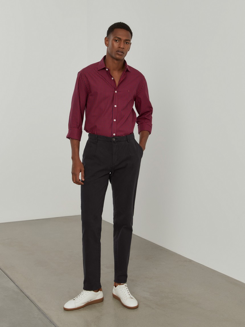 Calças chino regular fit com pregas