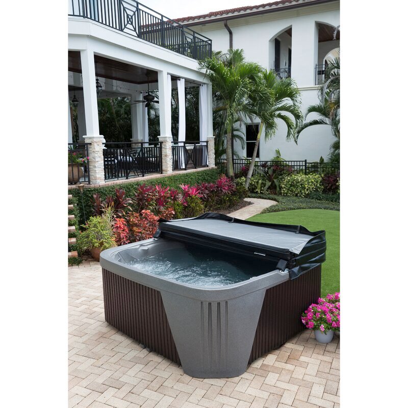 Spas Aquarest, equipados com bombas Jacuzzi®, banheira de hidromassagem quadrada para 6 pessoas com 45 jatos, sistema Plug and Play e ozonizador.