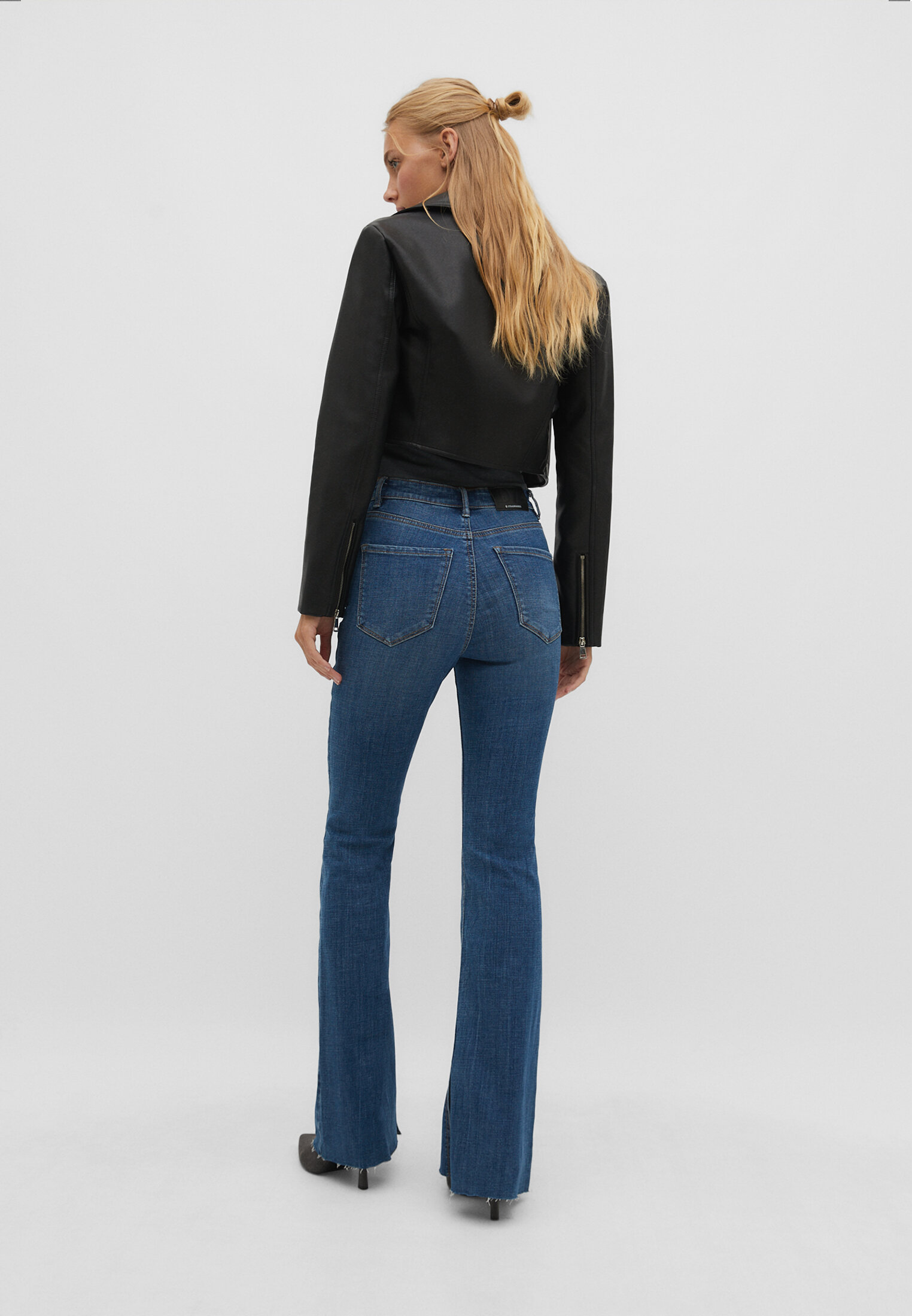 calça jeans flare com fenda