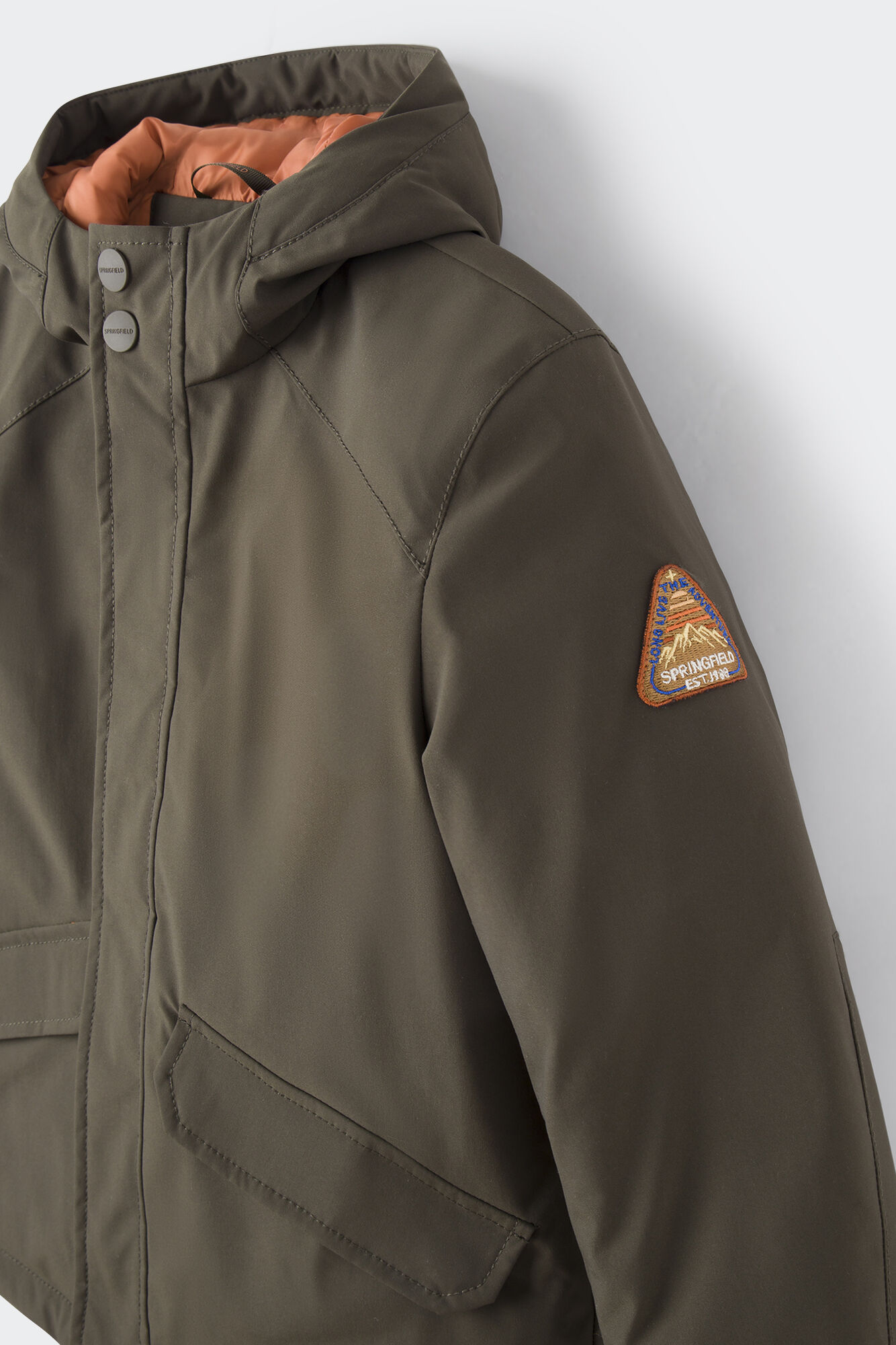 Parka comprida acolchoada com capuz.