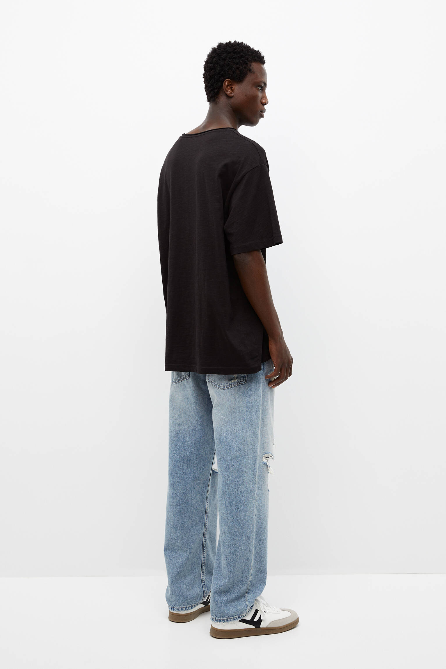 CALÇA JEANS BÁSICA DE PERNA LARGA RASGADA - AZUL MÉDIO