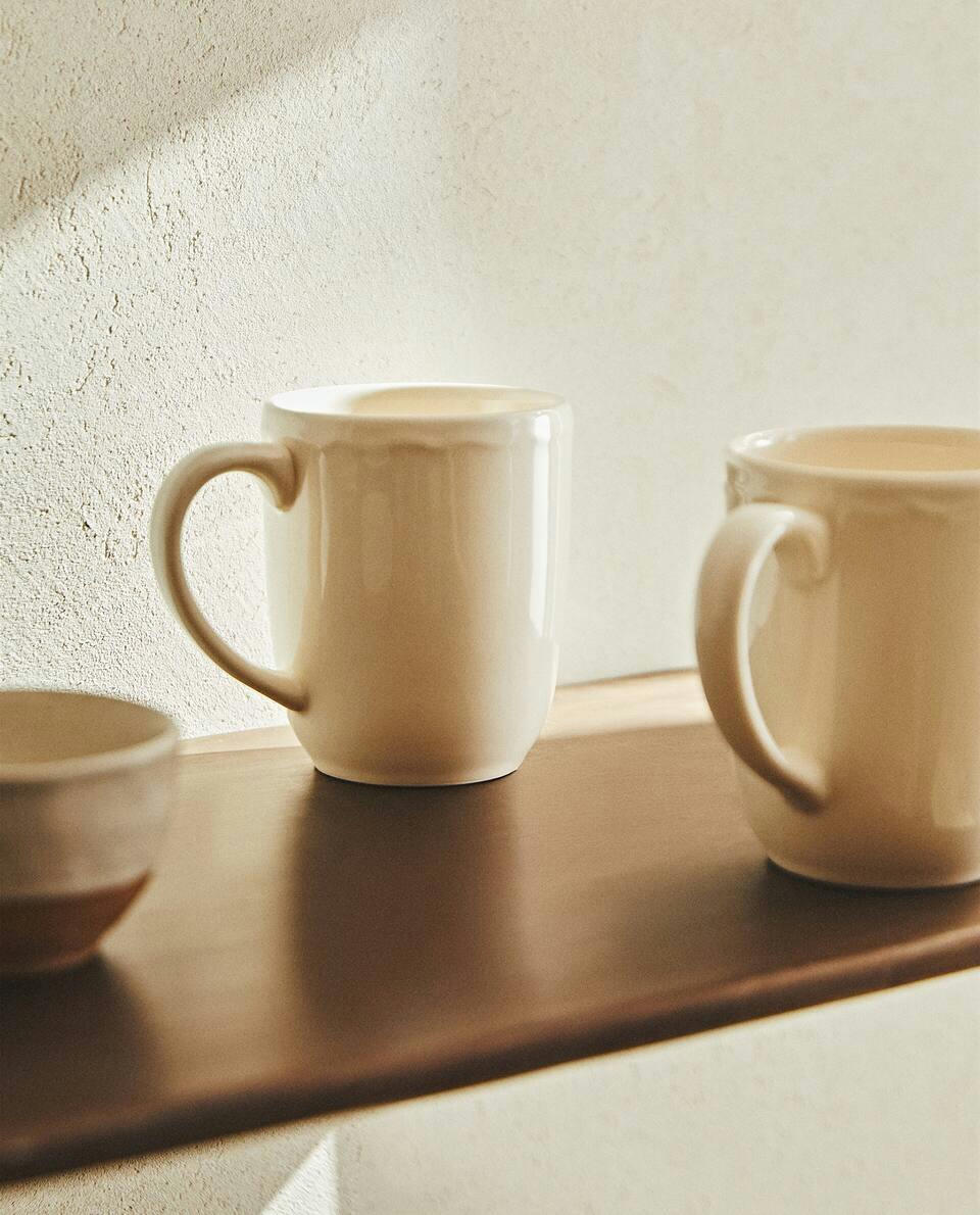 CANECA DE BARRO COM BORDA EM RELEVO