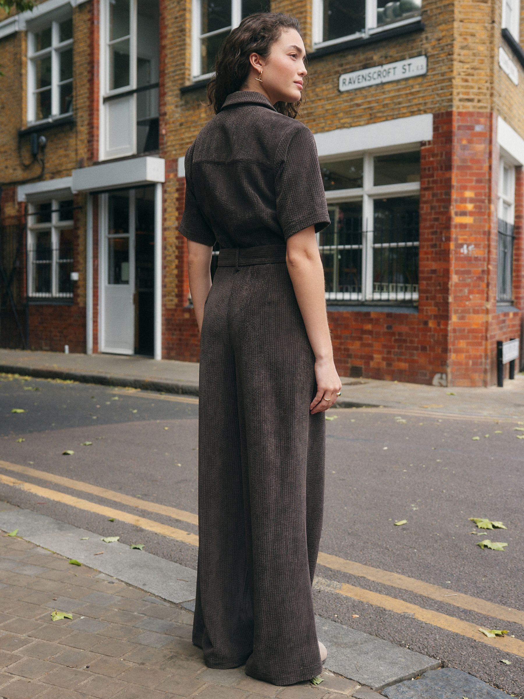 Chocoladebruin - Jumpsuit met koord in de taille en korte mouwen