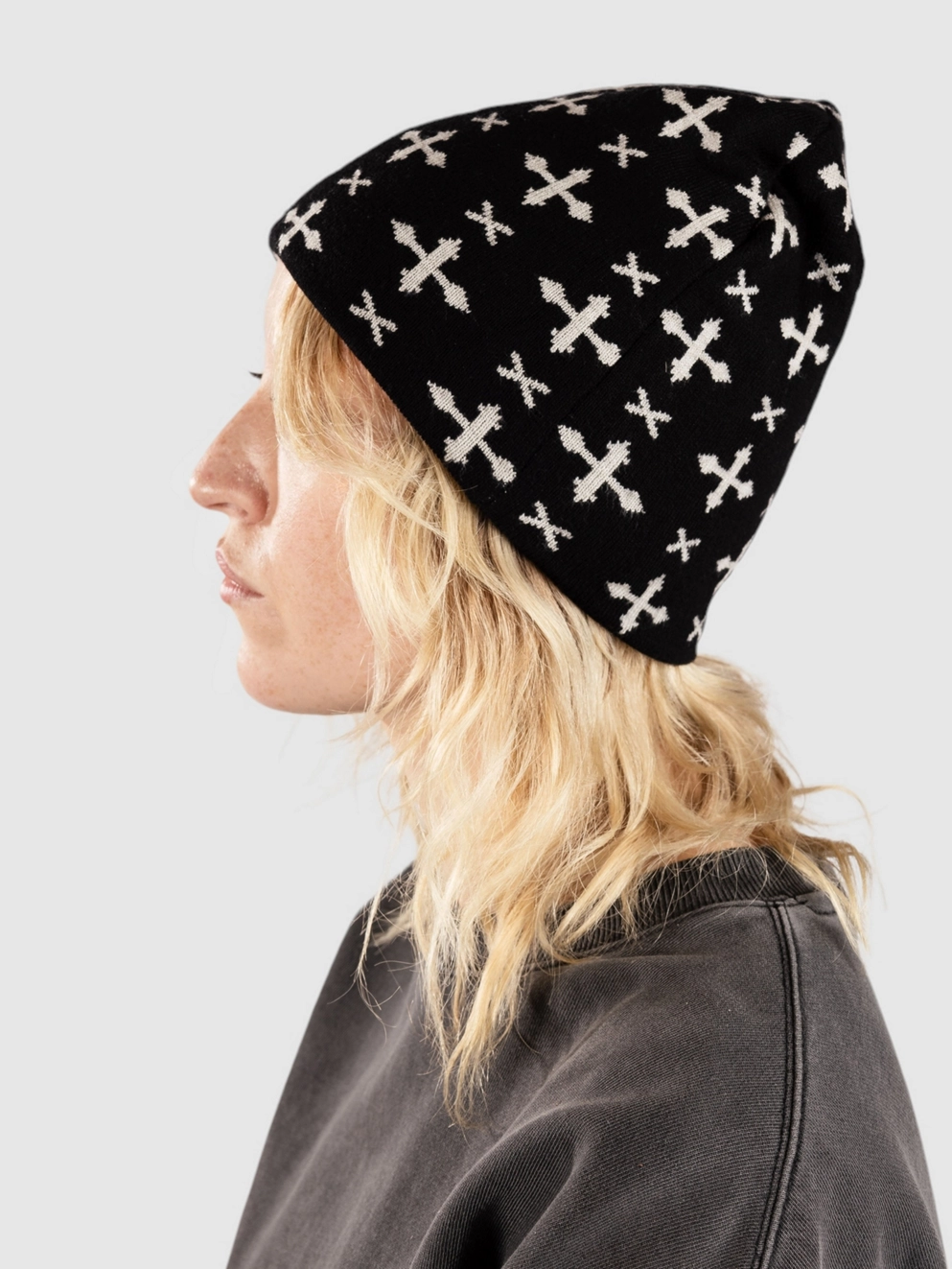 Sheisty Cross Reversible Skully Beanie black
