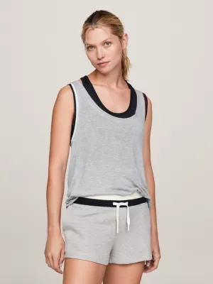 Regata esportiva com detalhes contrastantes