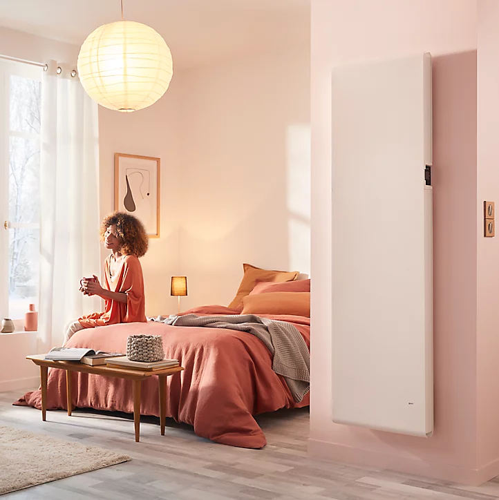 Radiateur connecté électrique à inertie fluide GoodHome Iriya blanc 1800W vertical.