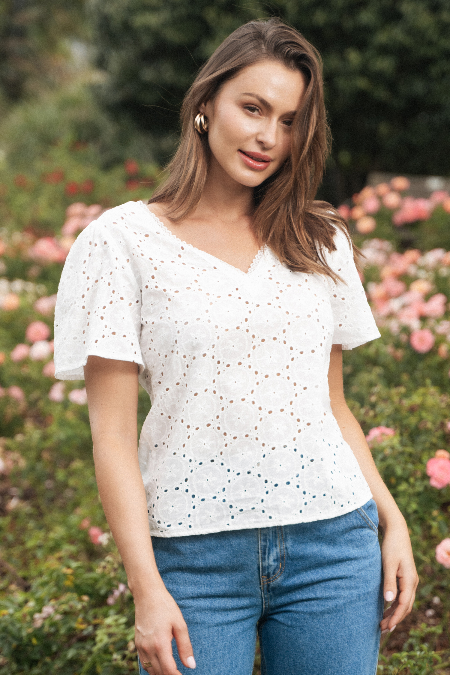 Blouse en pur coton à col V et manches évasées en œillets blanche