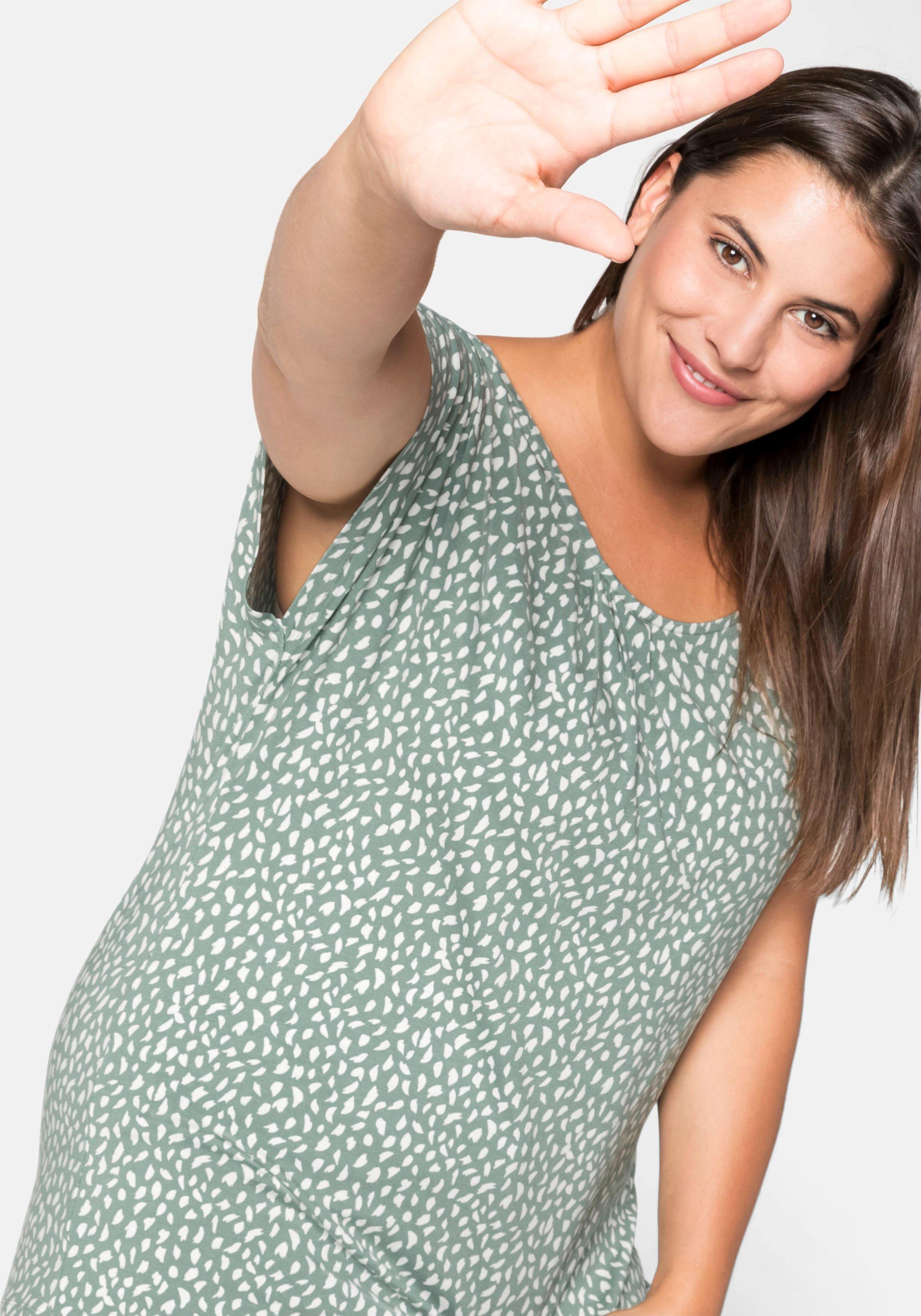 Kurzarmshirt mit Alloverdruck und seitlichen Falten