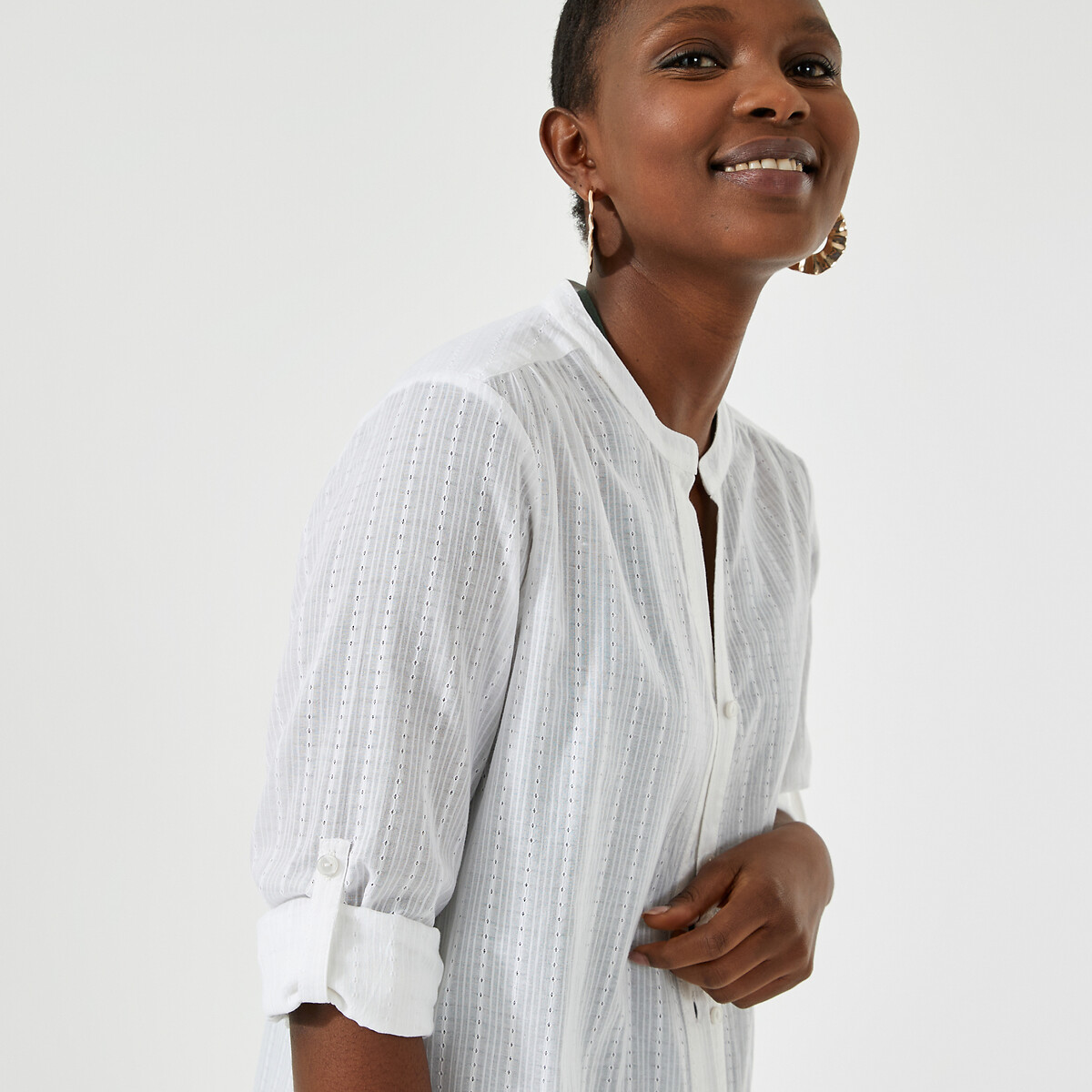 ANNE WEYBURN<br>Blusa, comprimento túnica, fechamento frontal com botões, mangas compridas