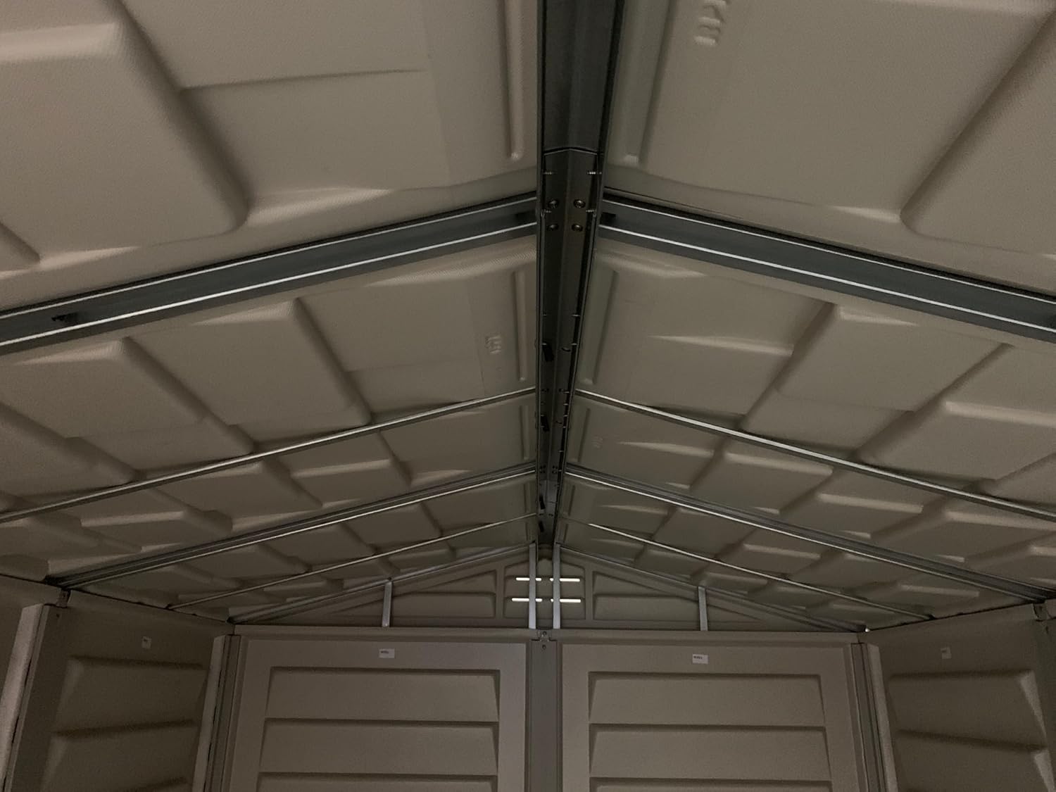 Duramax StoreMate PLUS 6 x 6 (3.65 m²) Kunststoff gerätehaus mit robustem Kunststoffboden und 1 festen Fenster, robuste Metalldachkonstruktion, feuerhemmend und wartungsfrei, Dunkelgrau & Adobe