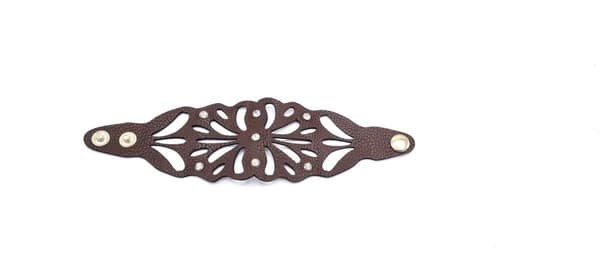 Mønstret armbånd i brunt skinn med rhinestones