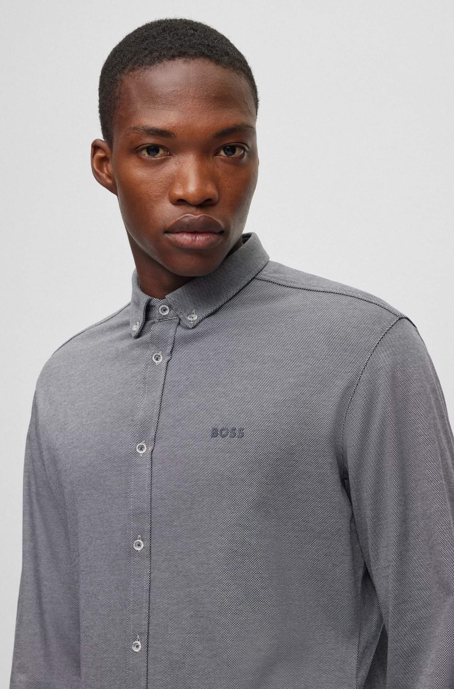 Camisa BOSS verde de botões, corte regular, em malha de algodão.