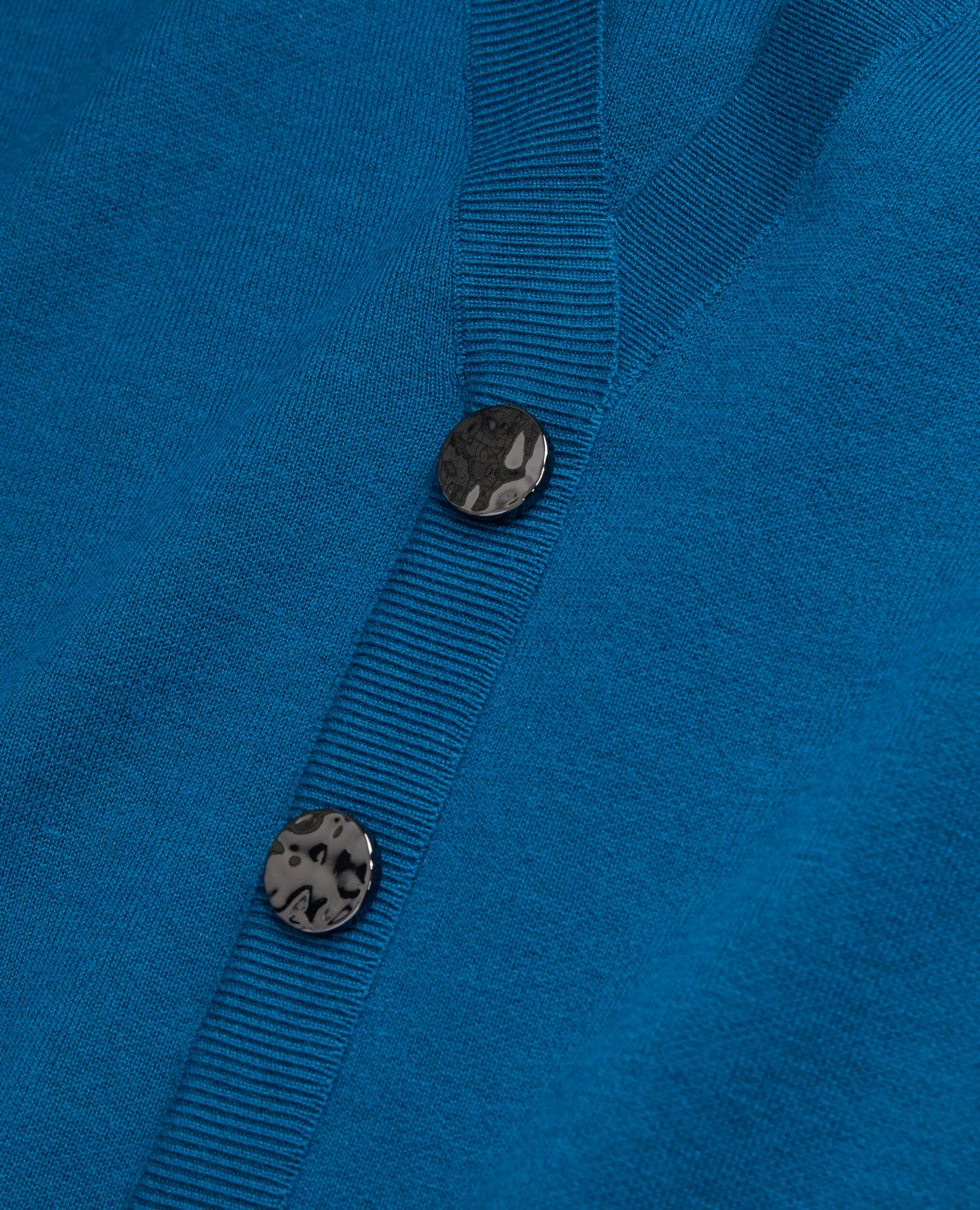 Pull bleu avec boutonnage dans le dos