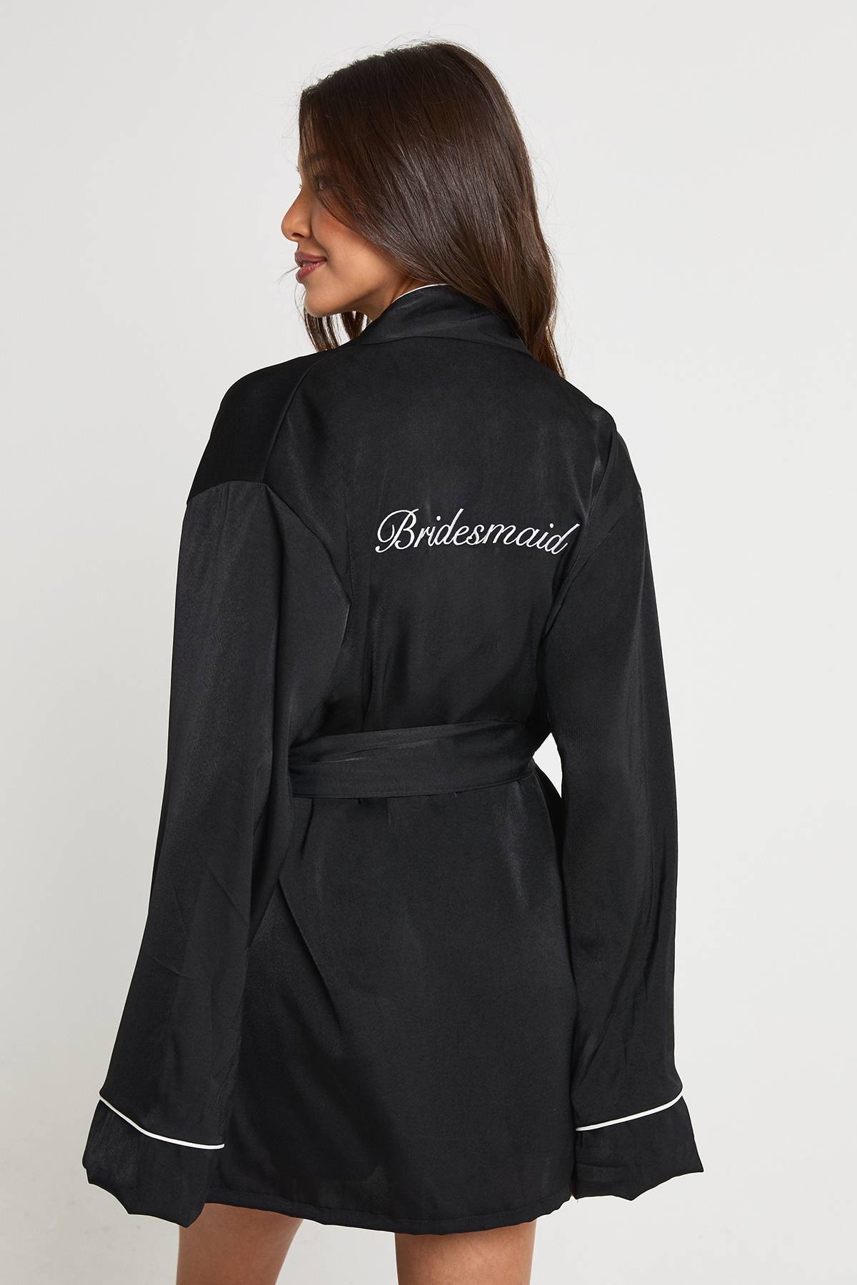boohoo Peignoir Court en Satin Brodé 'Demoiselle d'Honneur' de Mariée