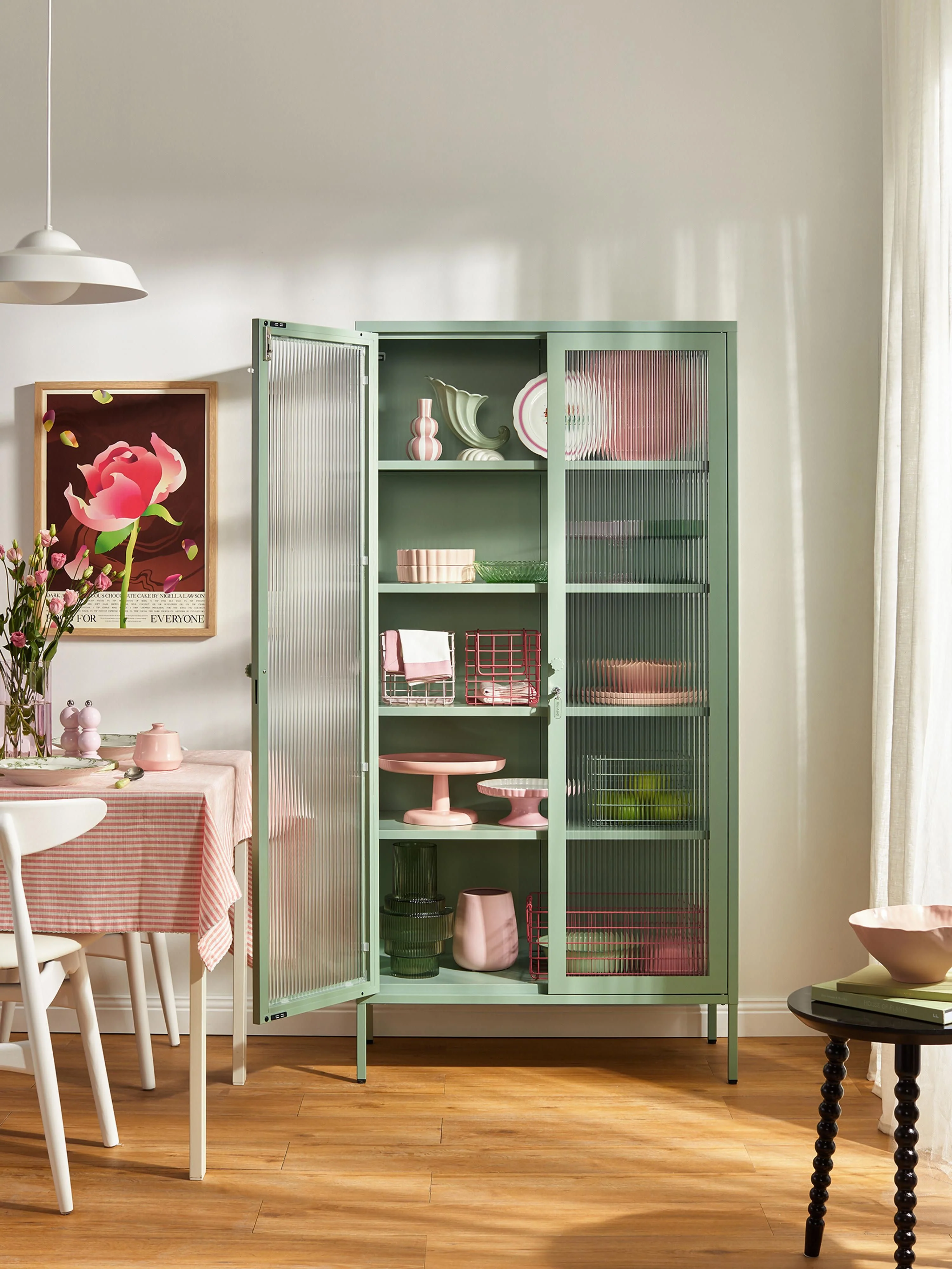 Metalen vitrinekast The Collector met geribbeld glas